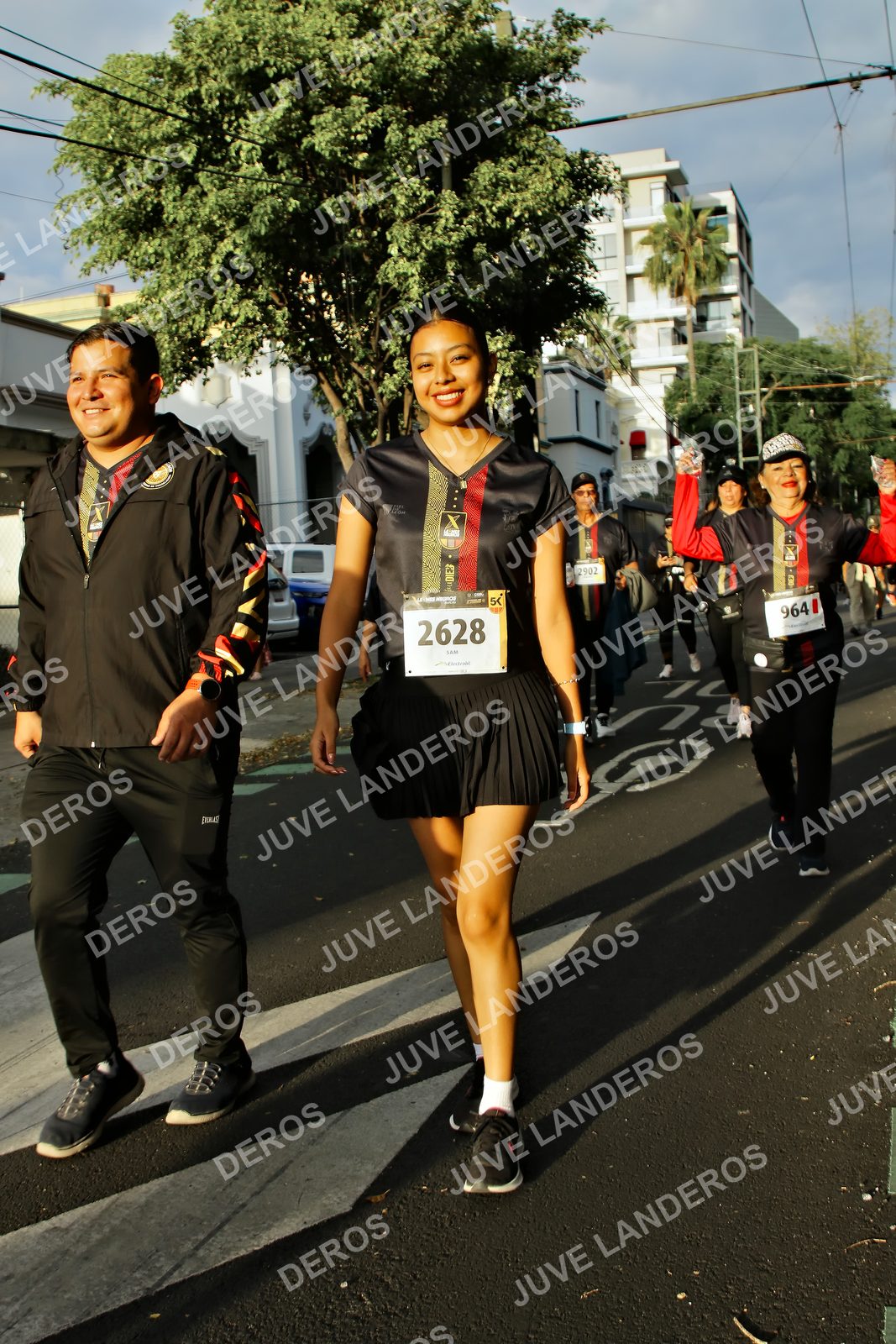 Foto de la X Carrera Leones Negros Red Cola 2026 en Rectoría General de la UdeG, Av. Juárez 976 (meta en Av. Enrique Díaz de León y Pedro Moreno), Guadalajara a las 07:31 · dorsal 2628, 964, 2902