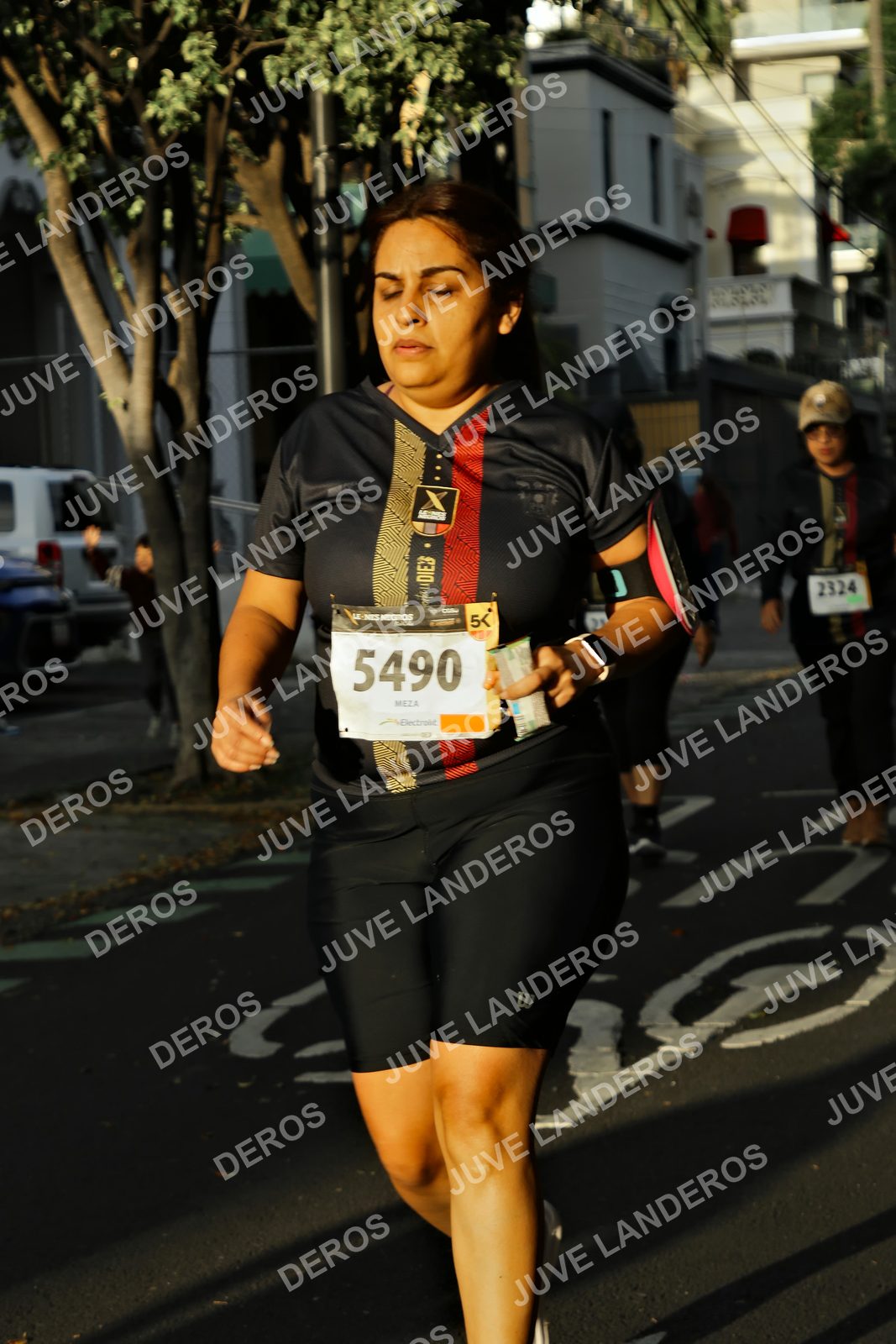 Foto de la X Carrera Leones Negros Red Cola 2026 en Rectoría General de la UdeG, Av. Juárez 976 (meta en Av. Enrique Díaz de León y Pedro Moreno), Guadalajara a las 07:28 · dorsal 5490, 2324