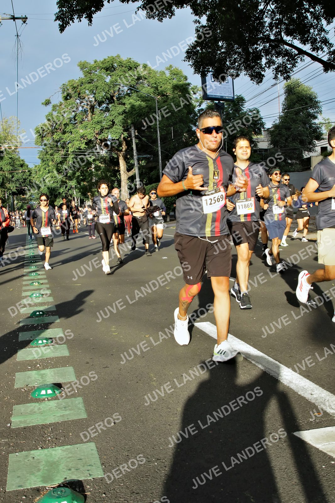 Foto de la X Carrera Leones Negros Red Cola 2026 en Rectoría General de la UdeG, Av. Juárez 976 (meta en Av. Enrique Díaz de León y Pedro Moreno), Guadalajara a las 07:51 · dorsal 12569, 11869, 10666, 9198