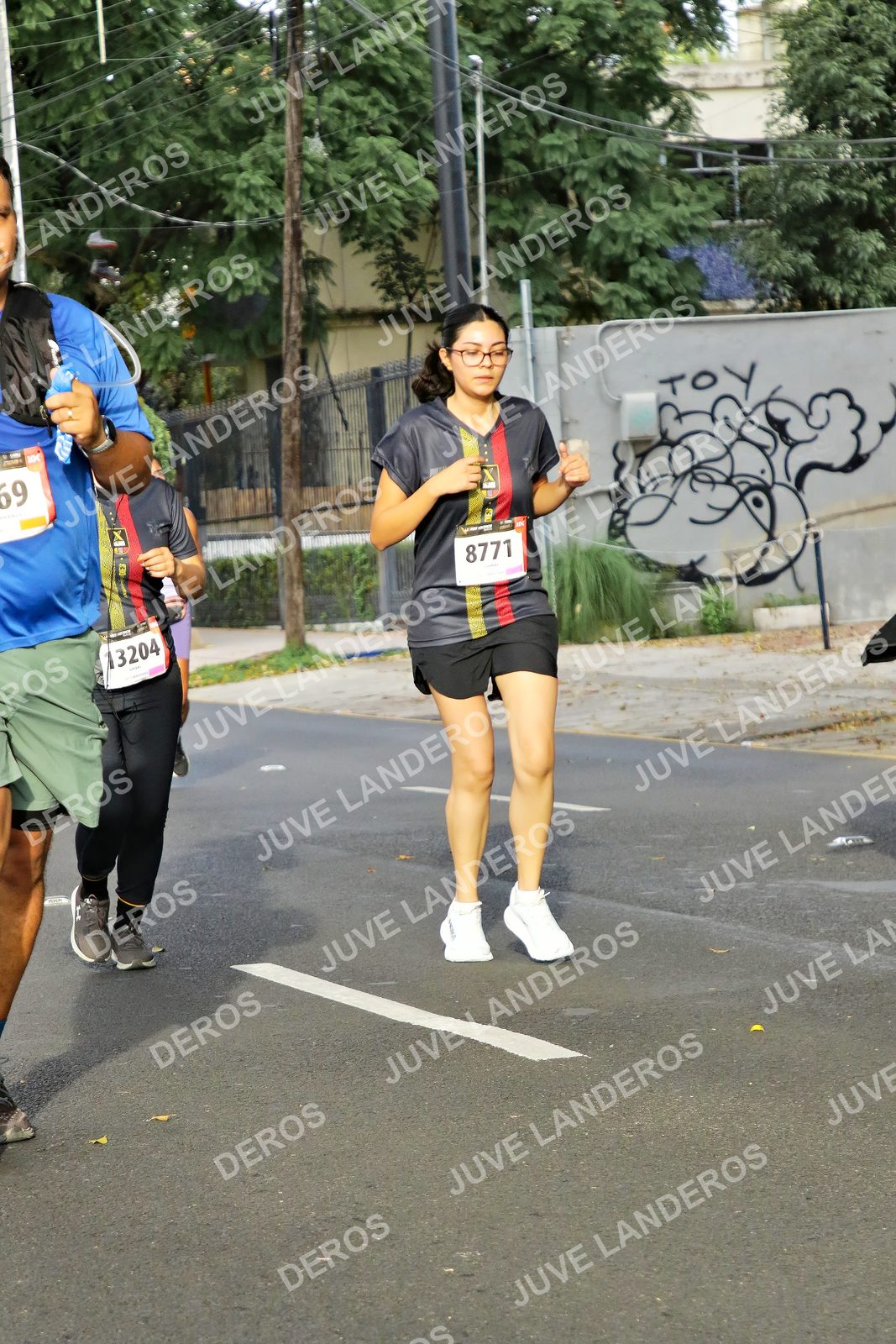 Foto de la X Carrera Leones Negros Red Cola 2026 en Rectoría General de la UdeG, Av. Juárez 976 (meta en Av. Enrique Díaz de León y Pedro Moreno), Guadalajara a las 08:06 · dorsal 8771, 69