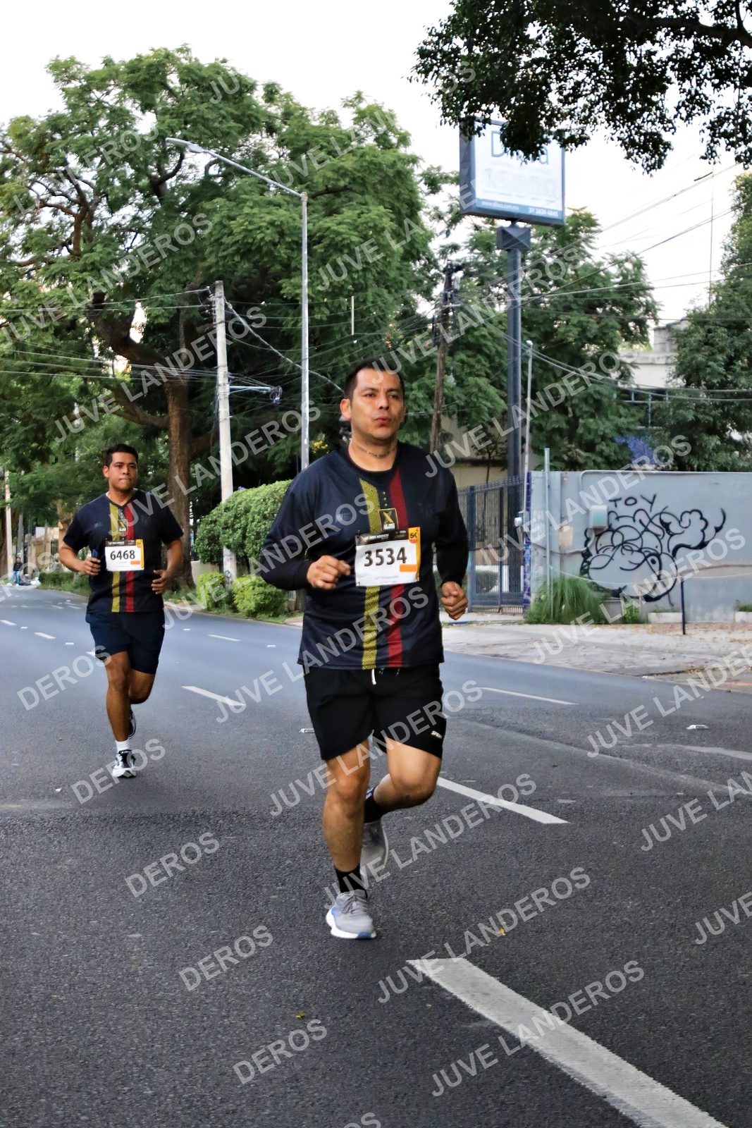 Foto de la X Carrera Leones Negros Red Cola 2026 en Rectoría General de la UdeG, Av. Juárez 976 (meta en Av. Enrique Díaz de León y Pedro Moreno), Guadalajara a las 04:57 · dorsal 3534, 6468