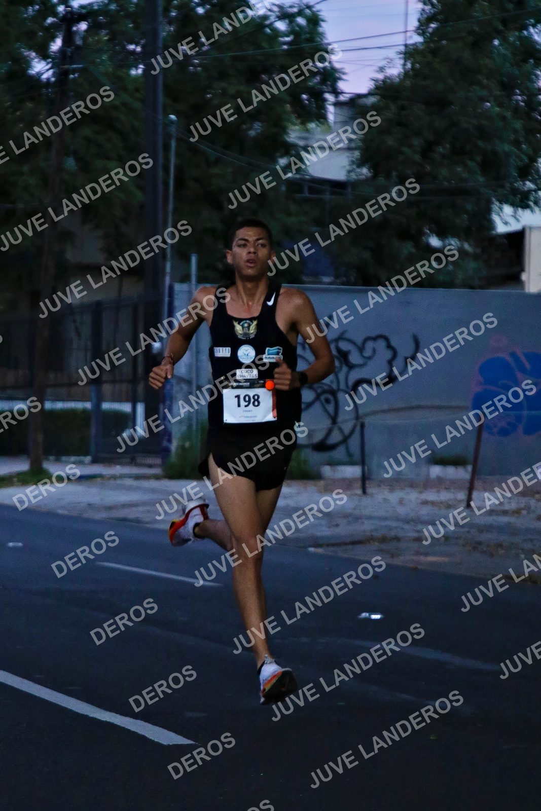 Foto de la X Carrera Leones Negros Red Cola 2026 en Rectoría General de la UdeG, Av. Juárez 976 (meta en Av. Enrique Díaz de León y Pedro Moreno), Guadalajara a las 04:47 · dorsal 198