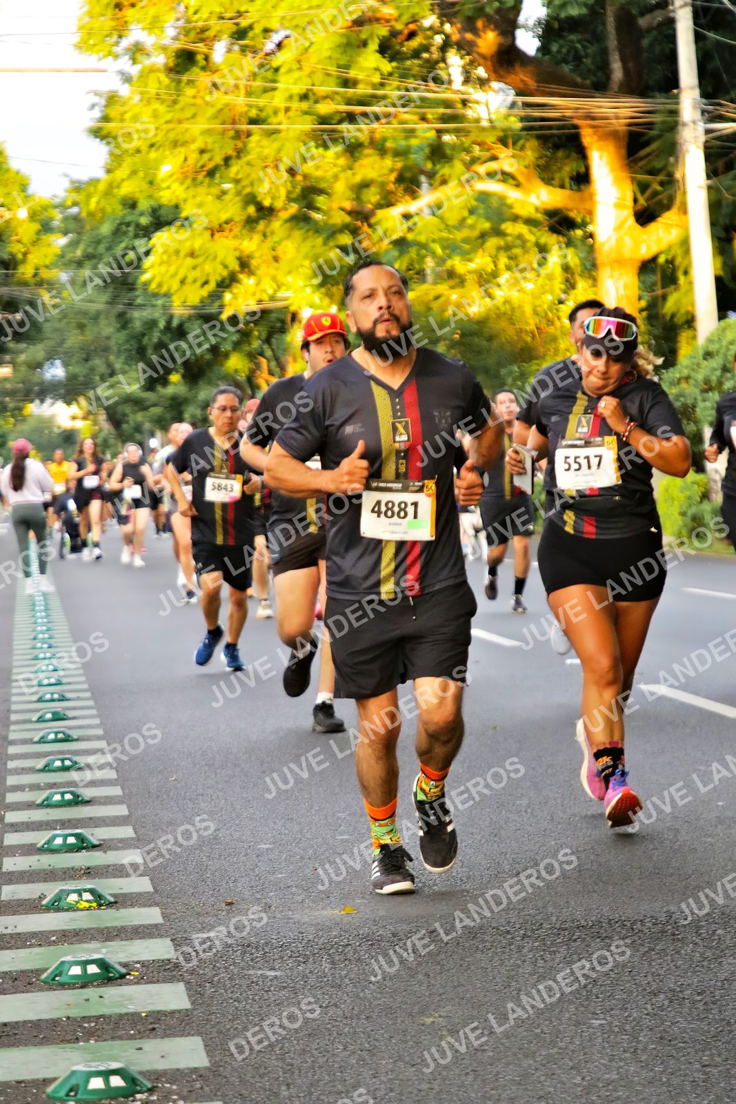 Foto de la X Carrera Leones Negros Red Cola 2026 en Rectoría General de la UdeG, Av. Juárez 976 (meta en Av. Enrique Díaz de León y Pedro Moreno), Guadalajara a las 05:02 · dorsal 4881, 5517, 5843, 50