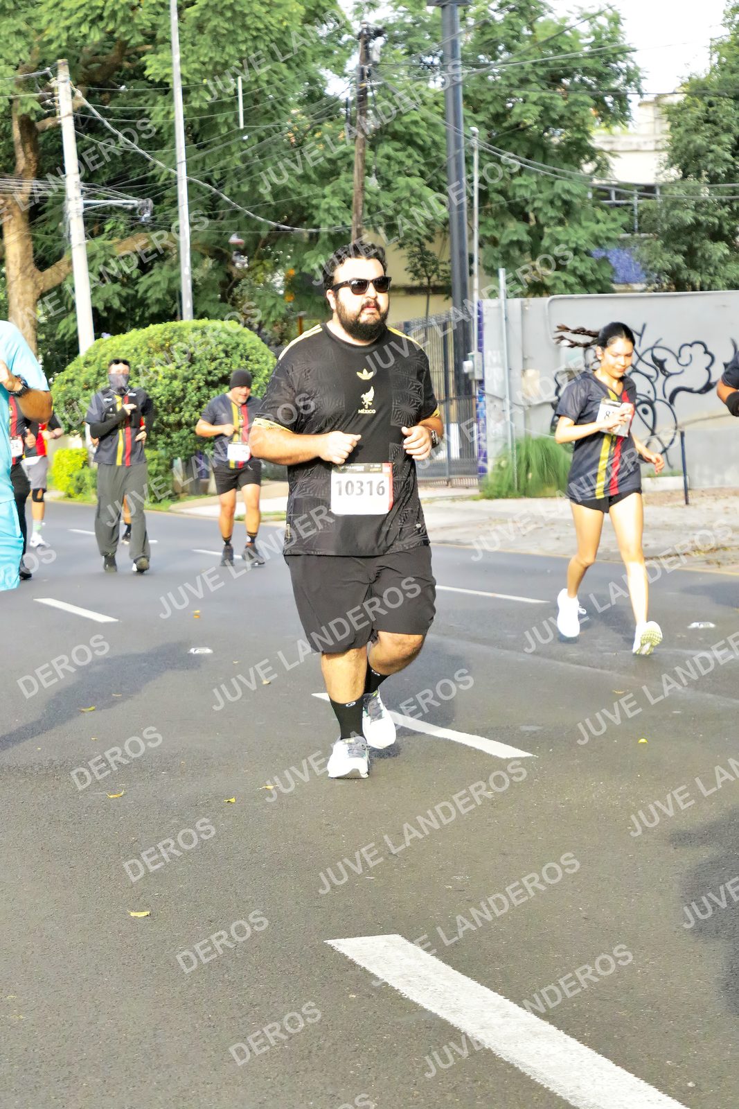 Foto de la X Carrera Leones Negros Red Cola 2026 en Rectoría General de la UdeG, Av. Juárez 976 (meta en Av. Enrique Díaz de León y Pedro Moreno), Guadalajara a las 08:06 · dorsal 10316