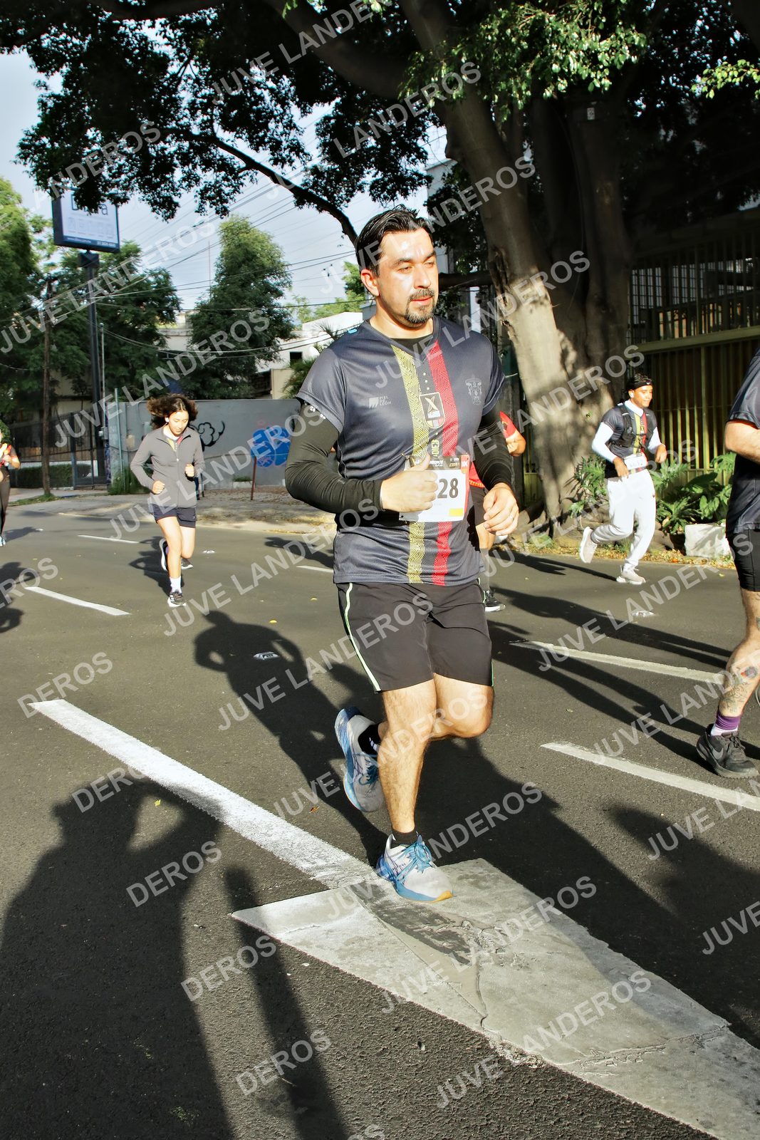 Foto de la X Carrera Leones Negros Red Cola 2026 en Rectoría General de la UdeG, Av. Juárez 976 (meta en Av. Enrique Díaz de León y Pedro Moreno), Guadalajara a las 07:57 · dorsal 28