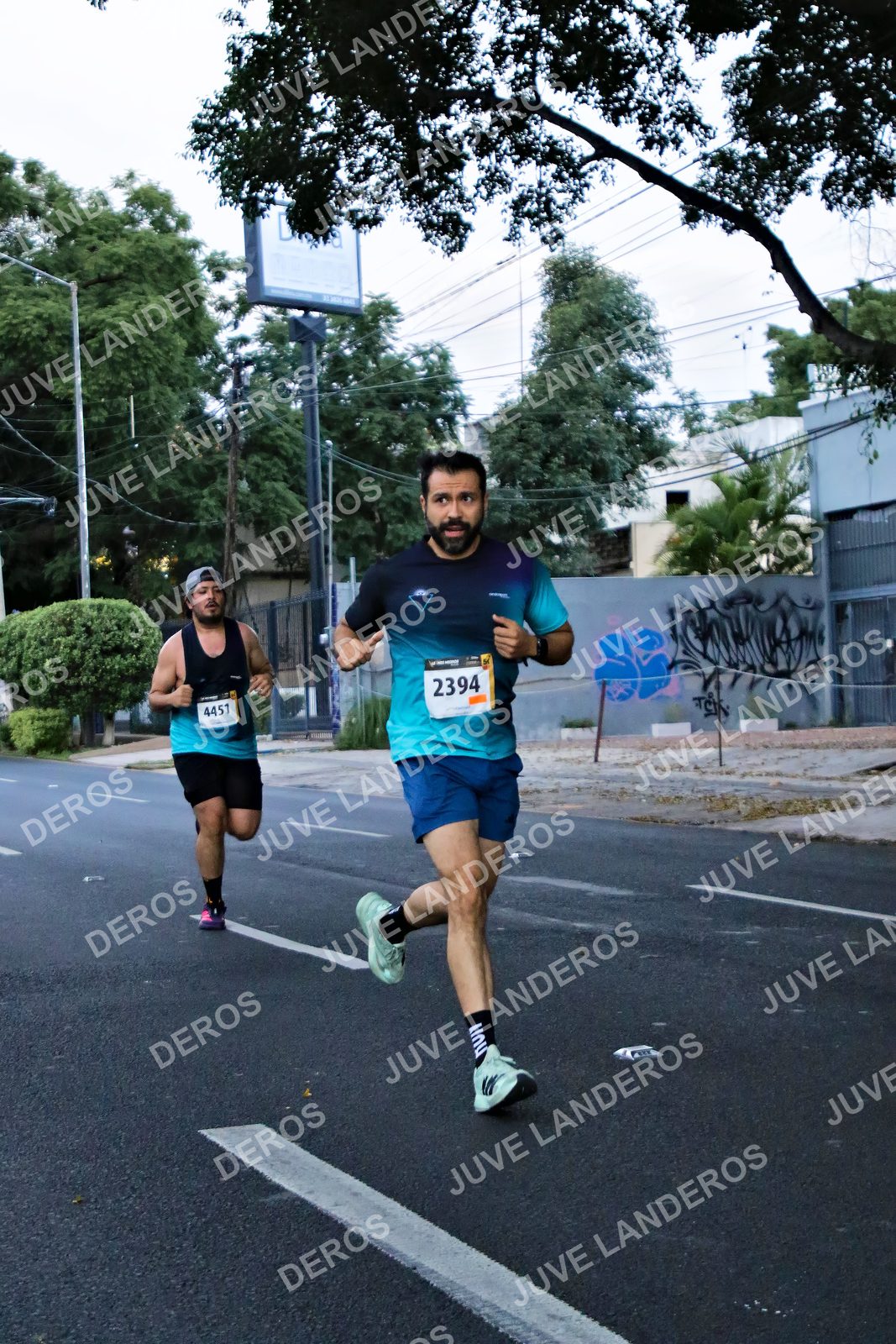 Foto de la X Carrera Leones Negros Red Cola 2026 en Rectoría General de la UdeG, Av. Juárez 976 (meta en Av. Enrique Díaz de León y Pedro Moreno), Guadalajara a las 04:55 · dorsal 2394, 4451