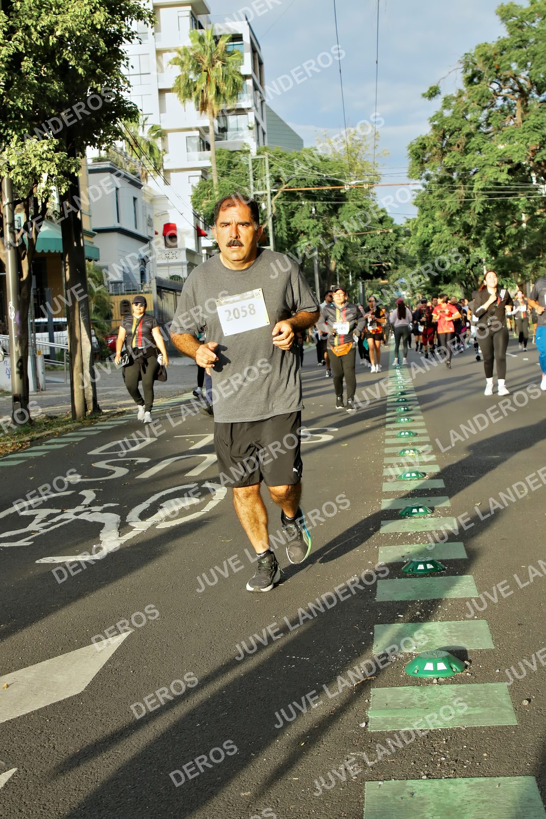 Foto de la X Carrera Leones Negros Red Cola 2026 en Rectoría General de la UdeG, Av. Juárez 976 (meta en Av. Enrique Díaz de León y Pedro Moreno), Guadalajara a las 07:37 · dorsal 2058