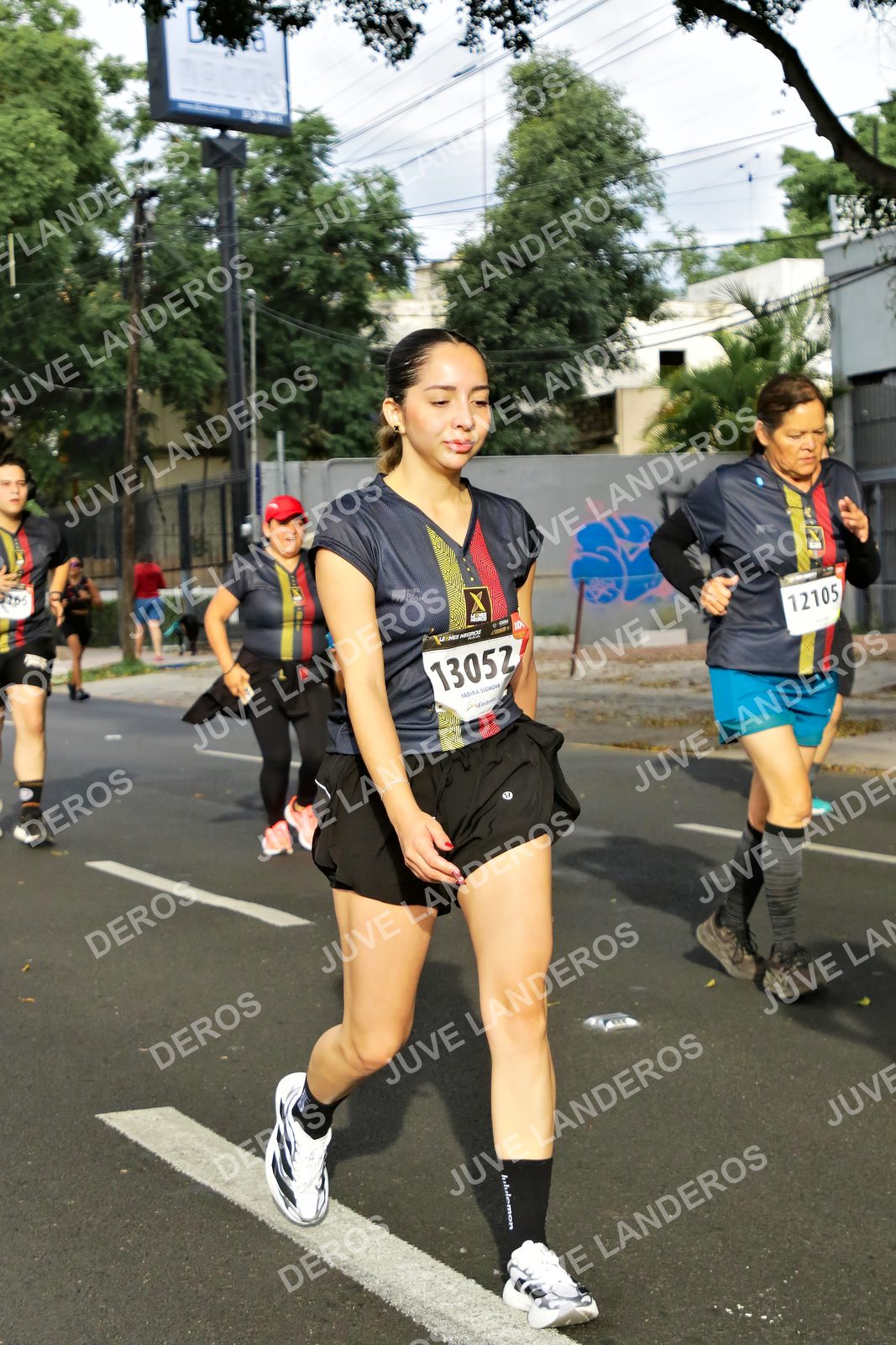 Foto de la X Carrera Leones Negros Red Cola 2026 en Rectoría General de la UdeG, Av. Juárez 976 (meta en Av. Enrique Díaz de León y Pedro Moreno), Guadalajara a las 08:12 · dorsal 12105, 13052