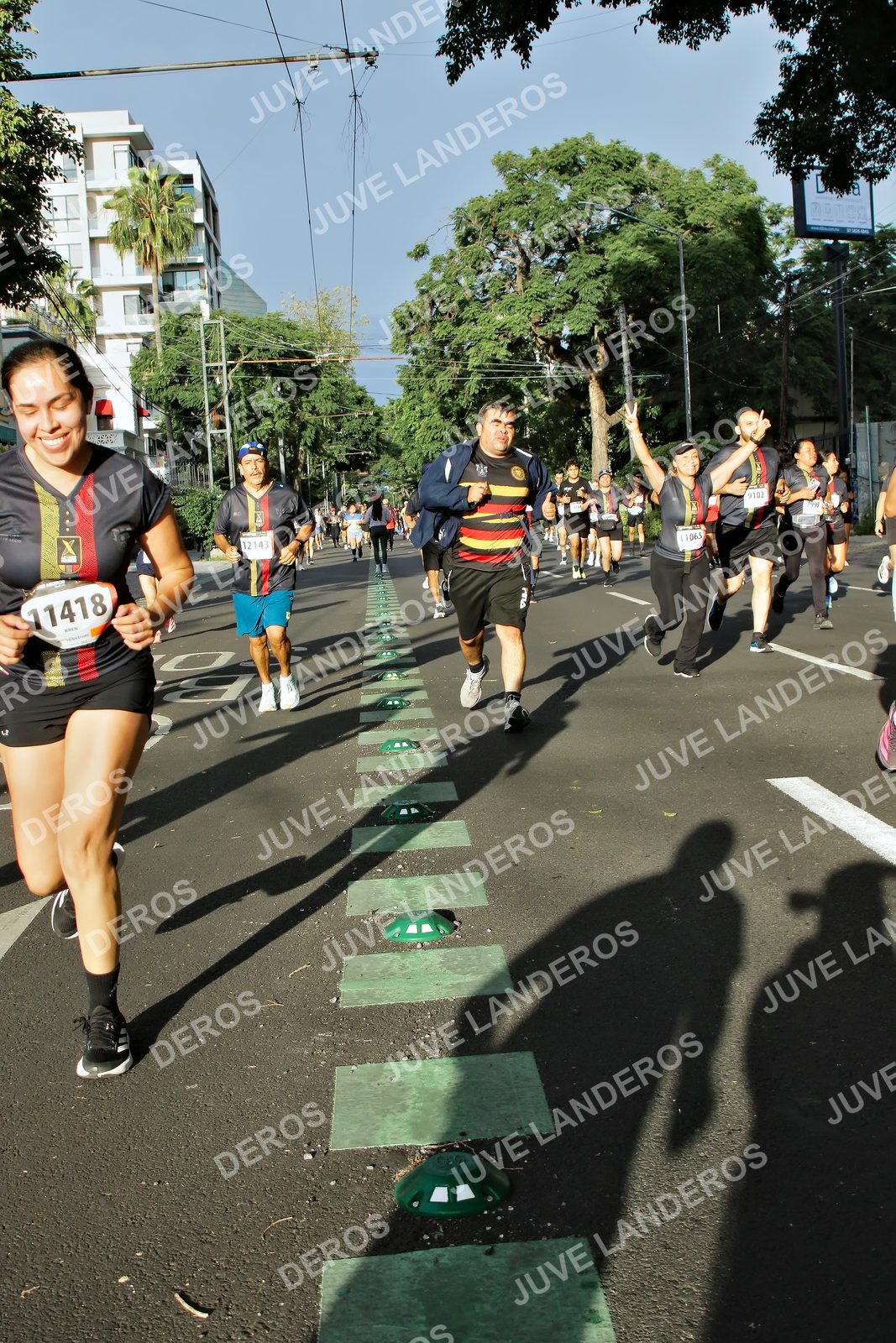 Foto de la X Carrera Leones Negros Red Cola 2026 en Rectoría General de la UdeG, Av. Juárez 976 (meta en Av. Enrique Díaz de León y Pedro Moreno), Guadalajara a las 07:55 · dorsal 11418, 12143, 1065