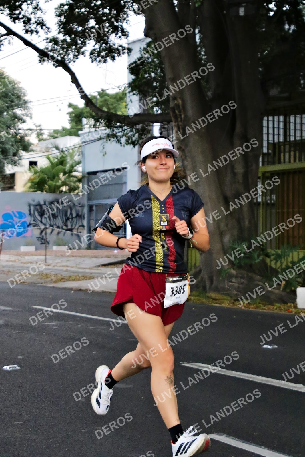 Foto de la X Carrera Leones Negros Red Cola 2026 en Rectoría General de la UdeG, Av. Juárez 976 (meta en Av. Enrique Díaz de León y Pedro Moreno), Guadalajara a las 04:57 · dorsal 3385