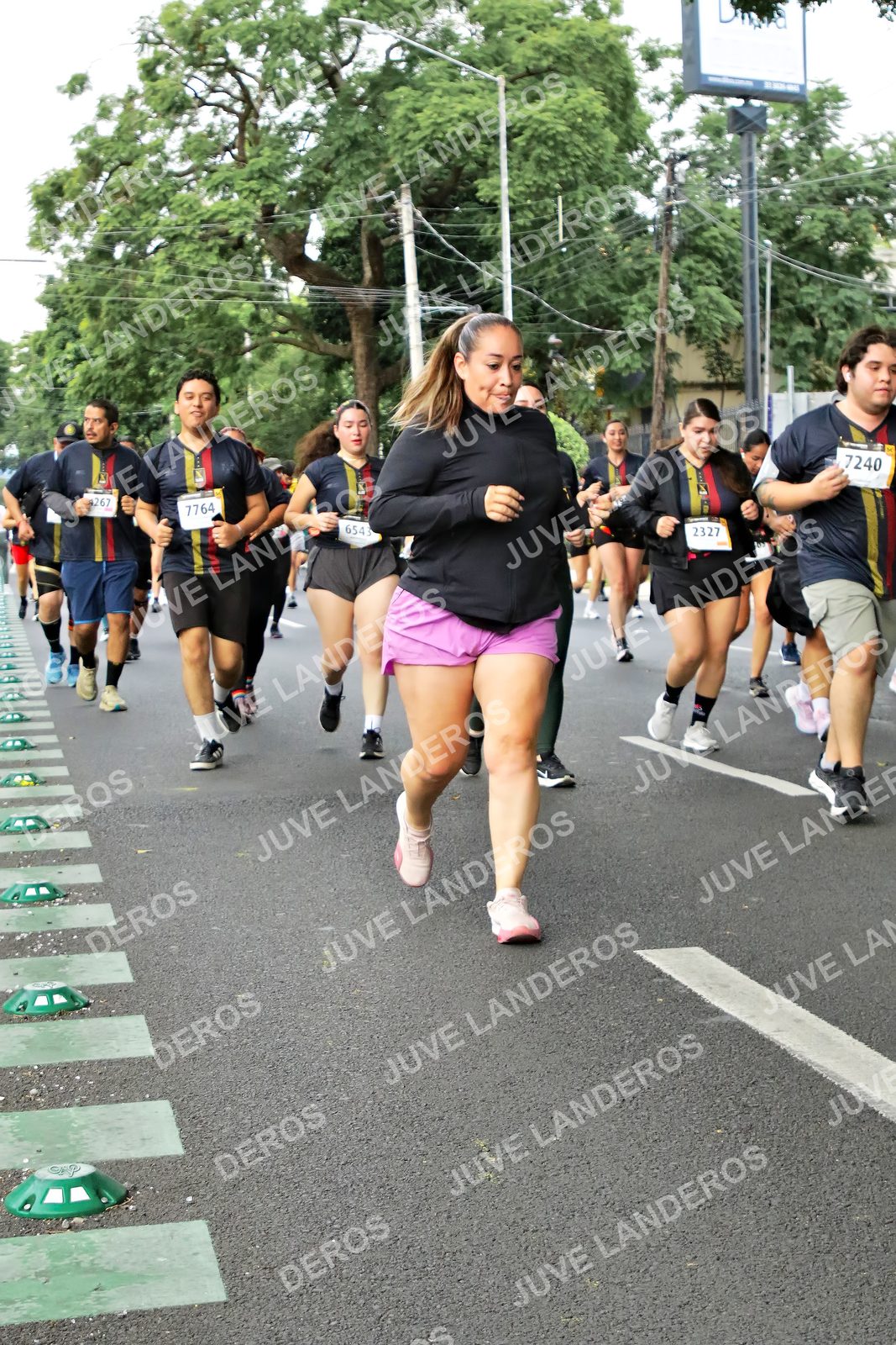 Foto de la X Carrera Leones Negros Red Cola 2026 en Rectoría General de la UdeG, Av. Juárez 976 (meta en Av. Enrique Díaz de León y Pedro Moreno), Guadalajara a las 07:17 · dorsal 2327, 7240, 7764