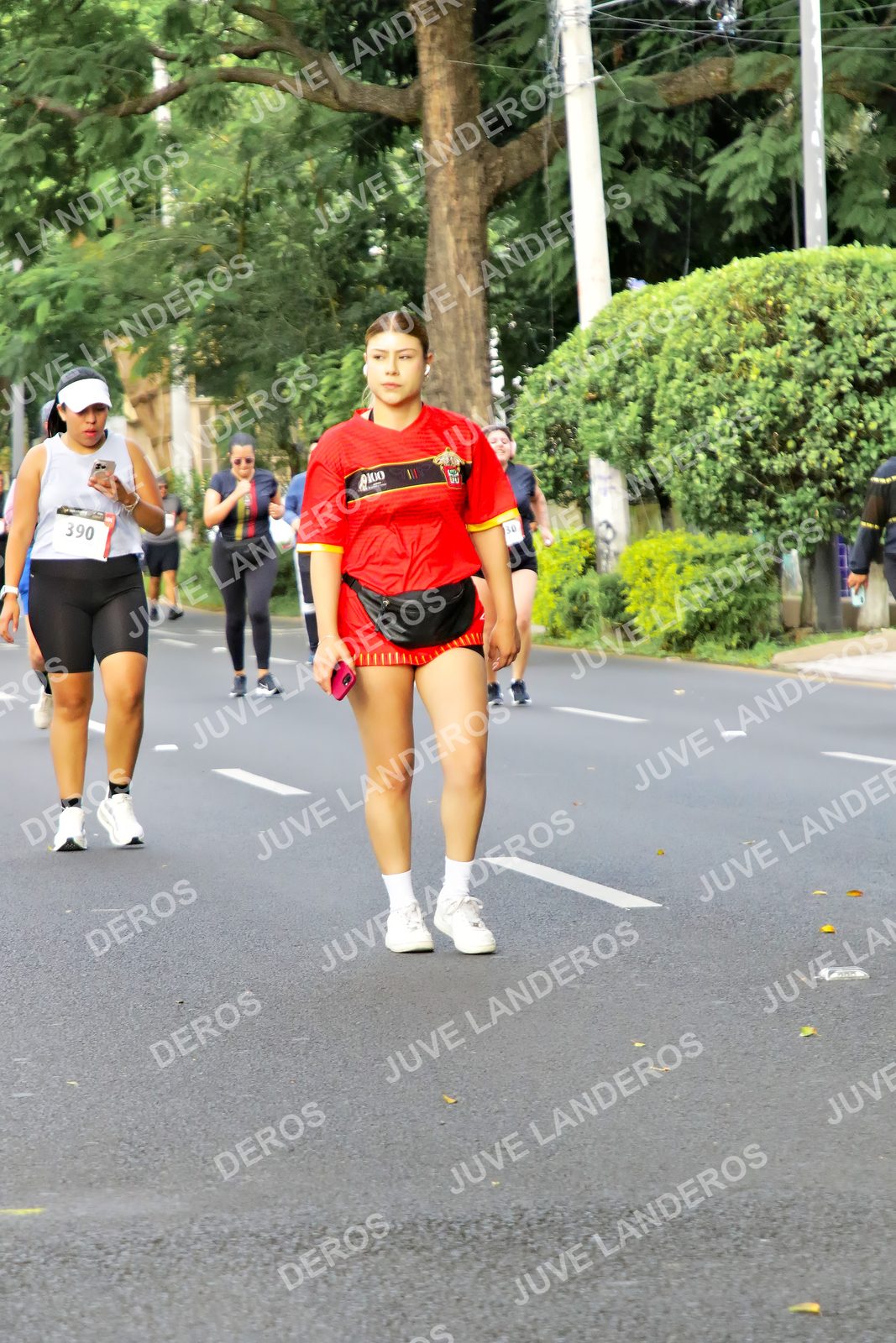 Foto de la X Carrera Leones Negros Red Cola 2026 en Rectoría General de la UdeG, Av. Juárez 976 (meta en Av. Enrique Díaz de León y Pedro Moreno), Guadalajara a las 08:17 · dorsal 390