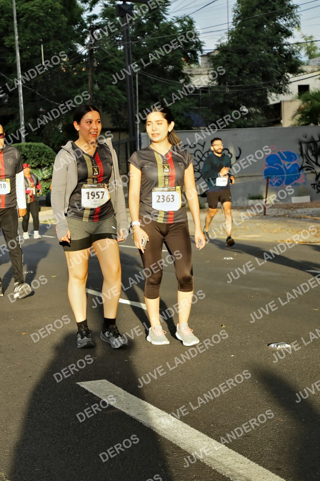 Foto de la X Carrera Leones Negros Red Cola 2026 en Rectoría General de la UdeG, Av. Juárez 976 (meta en Av. Enrique Díaz de León y Pedro Moreno), Guadalajara a las 07:25 · dorsal 1957, 2363, 18, 12564