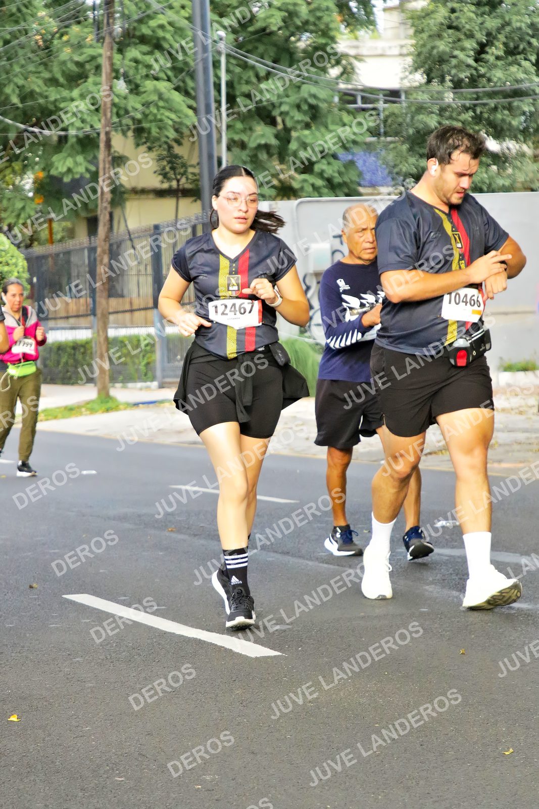 Foto de la X Carrera Leones Negros Red Cola 2026 en Rectoría General de la UdeG, Av. Juárez 976 (meta en Av. Enrique Díaz de León y Pedro Moreno), Guadalajara a las 08:08 · dorsal 12467, 10466