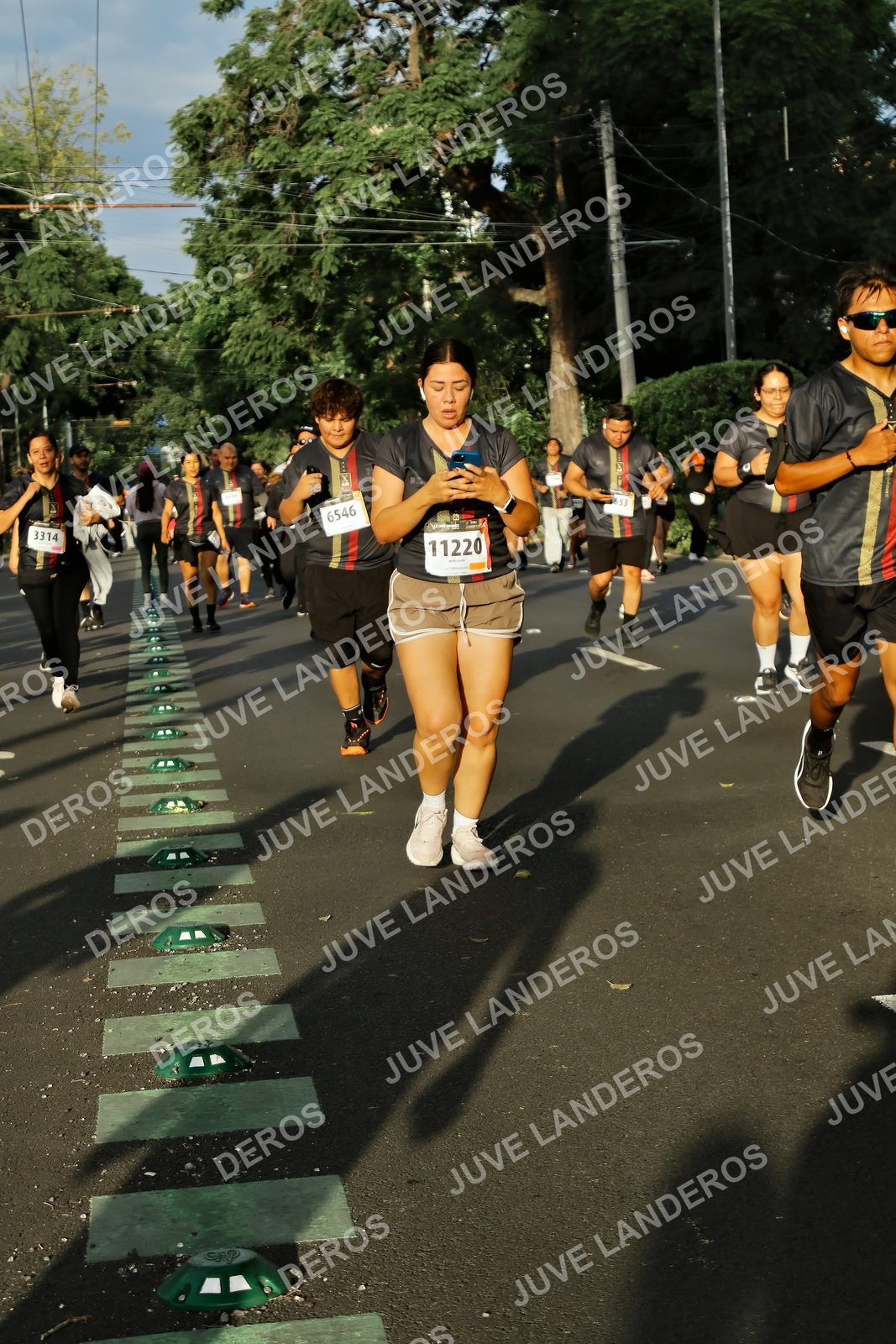 Foto de la X Carrera Leones Negros Red Cola 2026 en Rectoría General de la UdeG, Av. Juárez 976 (meta en Av. Enrique Díaz de León y Pedro Moreno), Guadalajara a las 07:36 · dorsal 11220, 6546, 3314