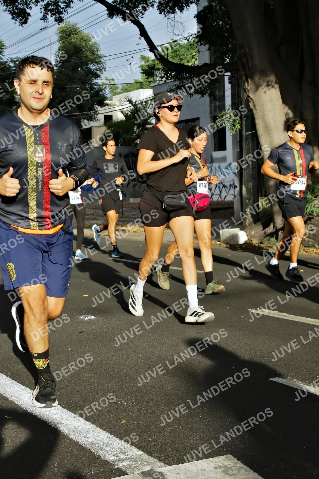 Foto de la X Carrera Leones Negros Red Cola 2026 en Rectoría General de la UdeG, Av. Juárez 976 (meta en Av. Enrique Díaz de León y Pedro Moreno), Guadalajara a las 07:59 · dorsal 8707, 9354, 3034
