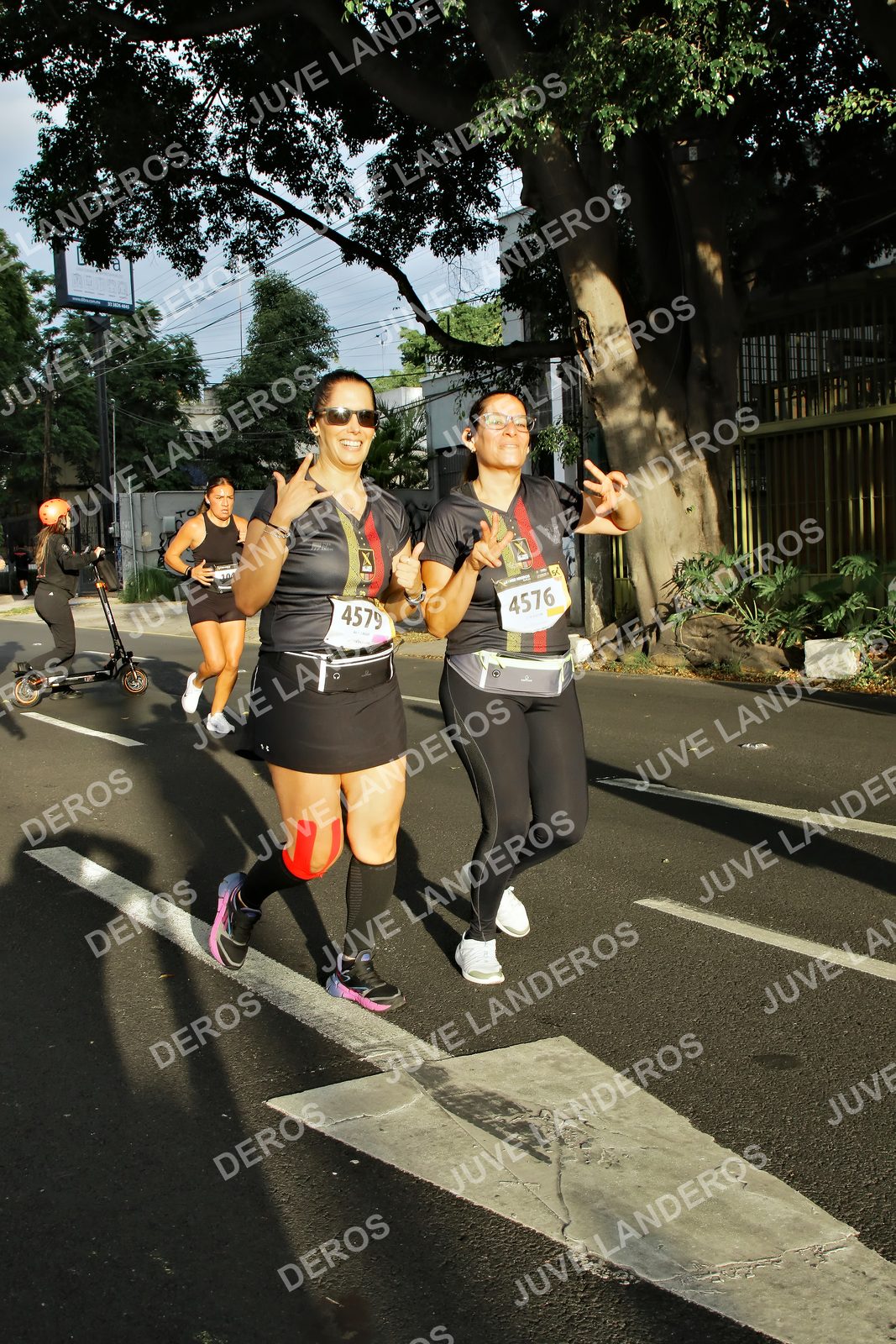 Foto de la X Carrera Leones Negros Red Cola 2026 en Rectoría General de la UdeG, Av. Juárez 976 (meta en Av. Enrique Díaz de León y Pedro Moreno), Guadalajara a las 07:37 · dorsal 4579, 4576