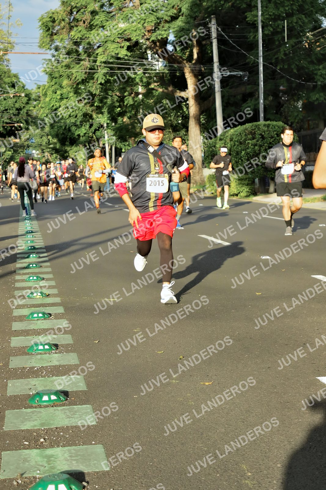 Foto de la X Carrera Leones Negros Red Cola 2026 en Rectoría General de la UdeG, Av. Juárez 976 (meta en Av. Enrique Díaz de León y Pedro Moreno), Guadalajara a las 07:40 · dorsal 2015