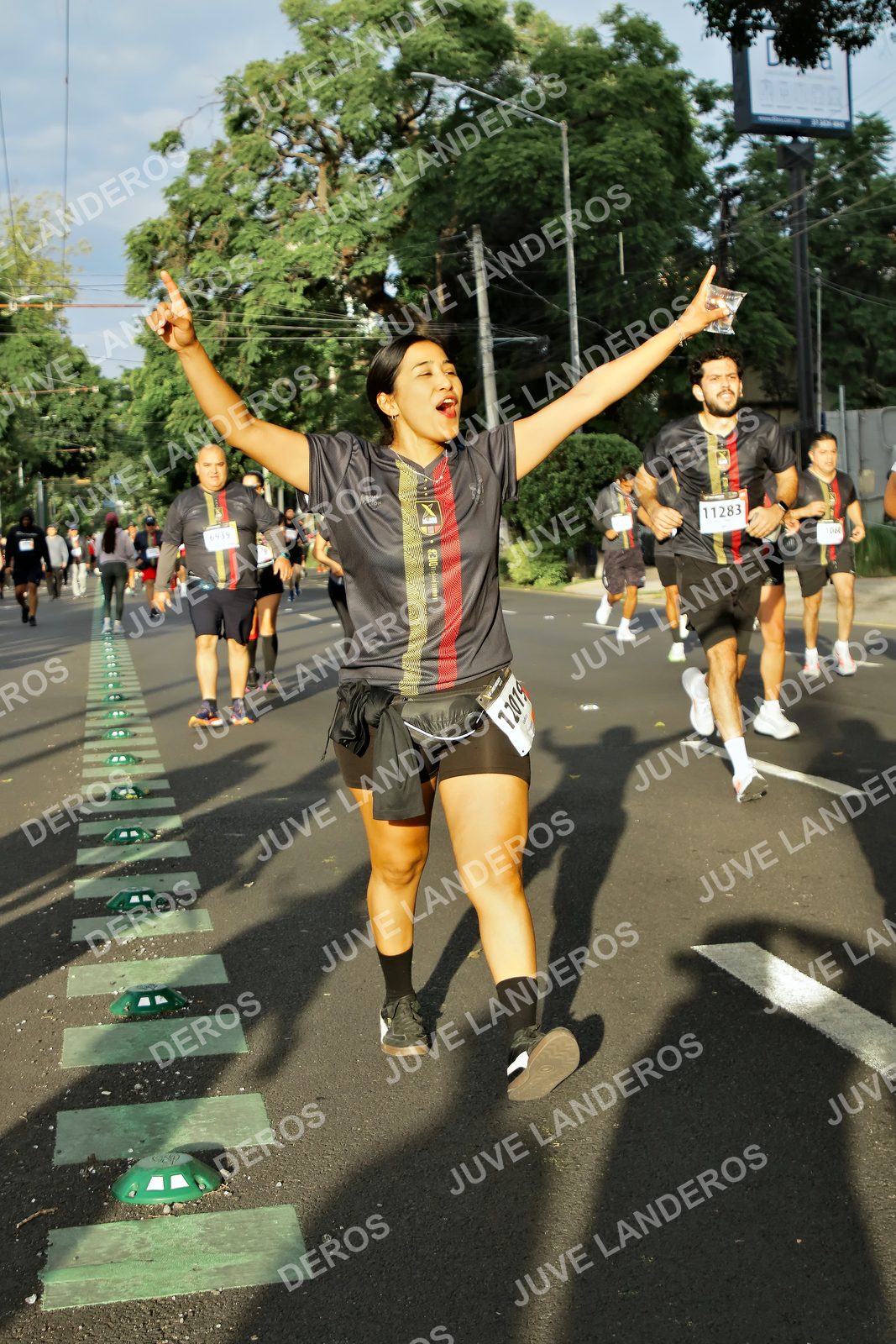 Foto de la X Carrera Leones Negros Red Cola 2026 en Rectoría General de la UdeG, Av. Juárez 976 (meta en Av. Enrique Díaz de León y Pedro Moreno), Guadalajara a las 07:36 · dorsal 11283, 12019