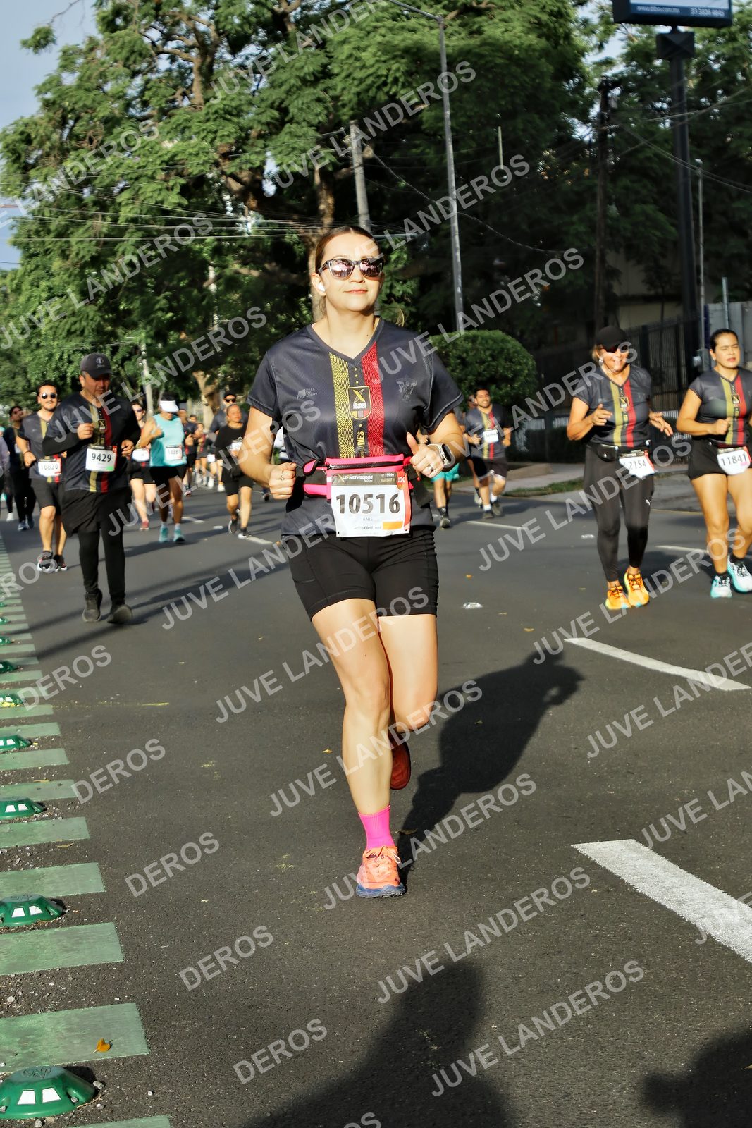 Foto de la X Carrera Leones Negros Red Cola 2026 en Rectoría General de la UdeG, Av. Juárez 976 (meta en Av. Enrique Díaz de León y Pedro Moreno), Guadalajara a las 08:01 · dorsal 10516, 9429, 11841, 2154