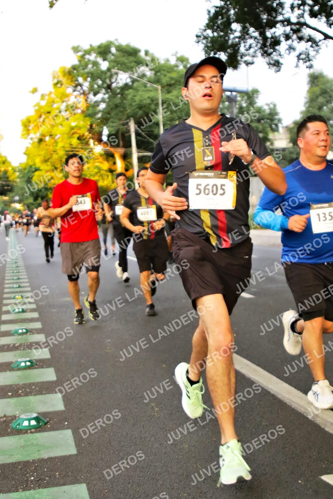 Foto de la X Carrera Leones Negros Red Cola 2026 en Rectoría General de la UdeG, Av. Juárez 976 (meta en Av. Enrique Díaz de León y Pedro Moreno), Guadalajara a las 05:00 · dorsal 5605, 135, 4087, 343