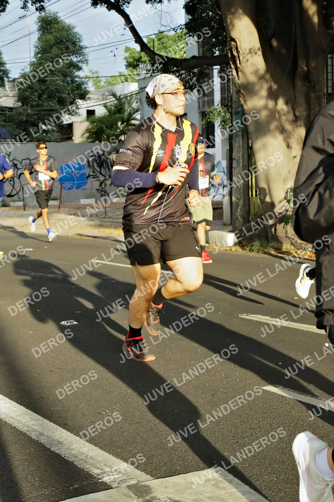 Foto de la X Carrera Leones Negros Red Cola 2026 en Rectoría General de la UdeG, Av. Juárez 976 (meta en Av. Enrique Díaz de León y Pedro Moreno), Guadalajara a las 07:37 · dorsal 32