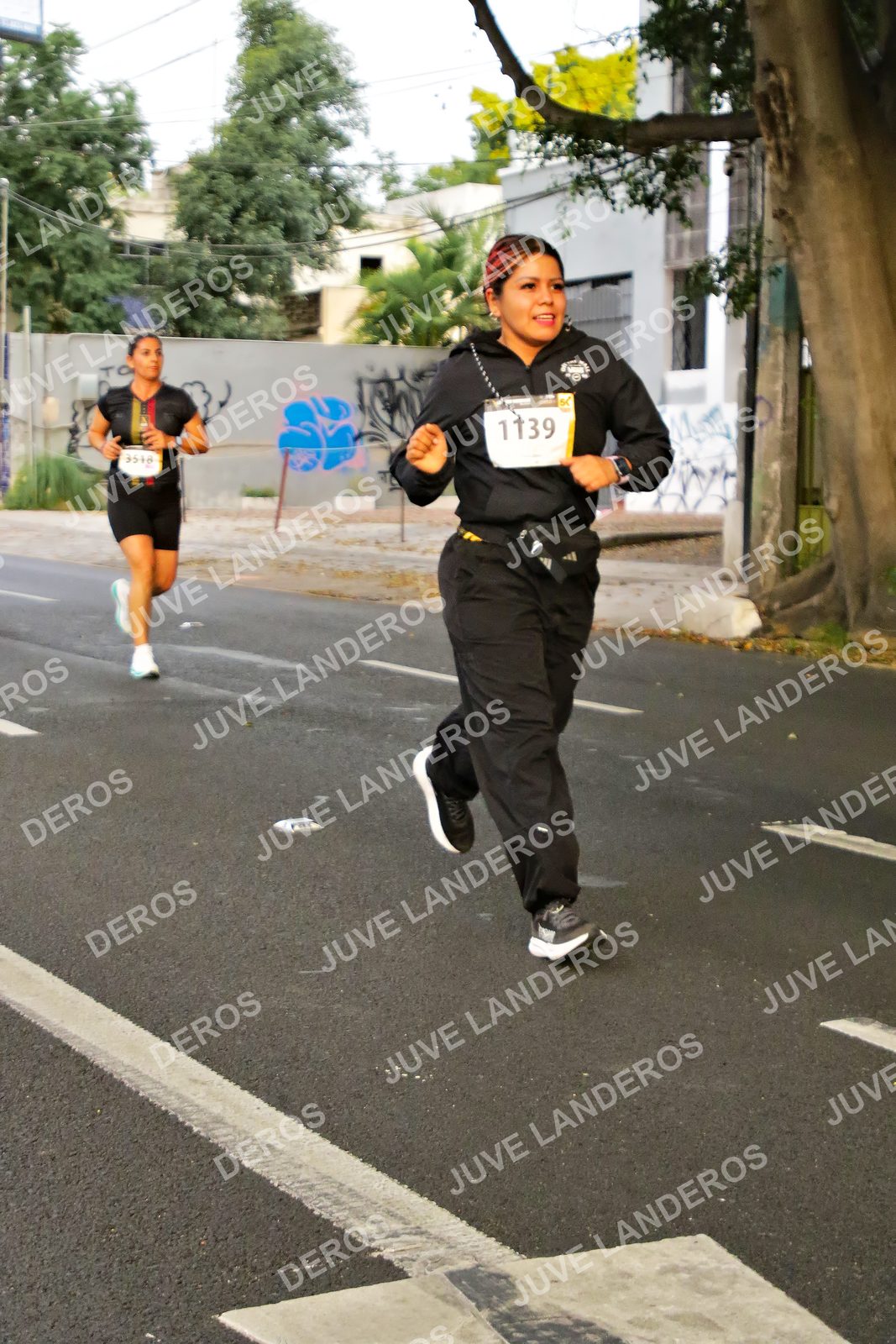 Foto de la X Carrera Leones Negros Red Cola 2026 en Rectoría General de la UdeG, Av. Juárez 976 (meta en Av. Enrique Díaz de León y Pedro Moreno), Guadalajara a las 05:00 · dorsal 1139