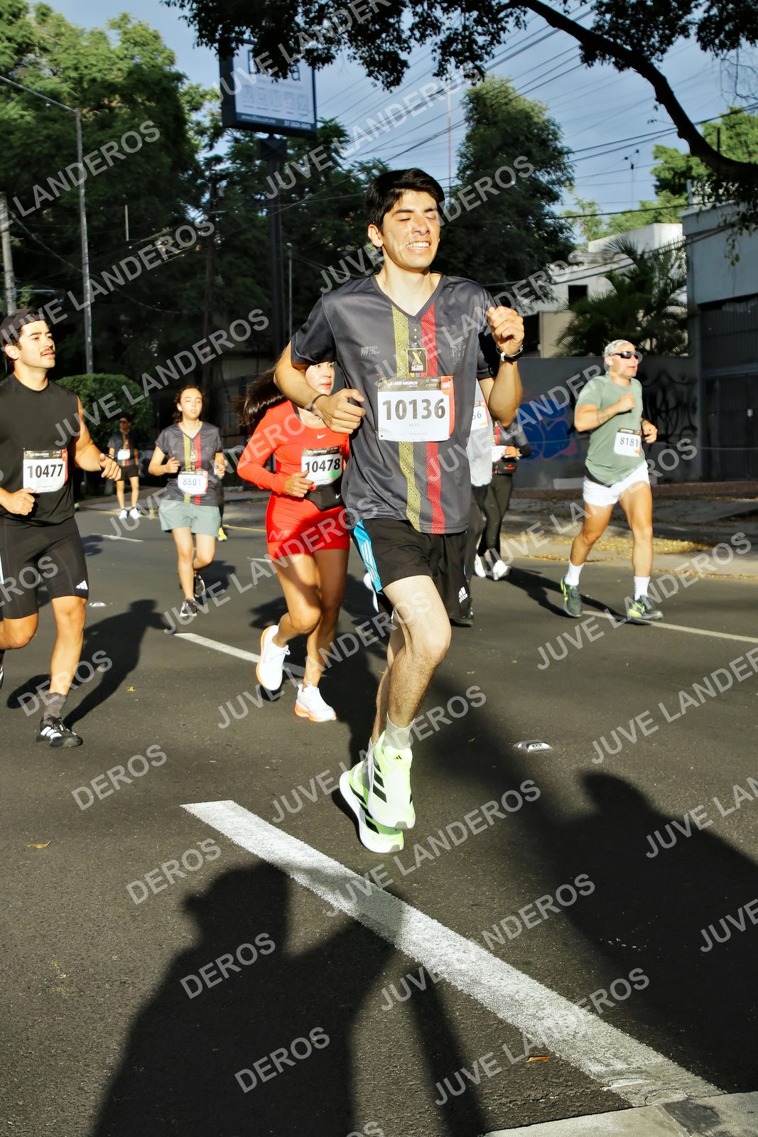 Foto de la X Carrera Leones Negros Red Cola 2026 en Rectoría General de la UdeG, Av. Juárez 976 (meta en Av. Enrique Díaz de León y Pedro Moreno), Guadalajara a las 07:48 · dorsal 10136, 8801, 10477, 8181