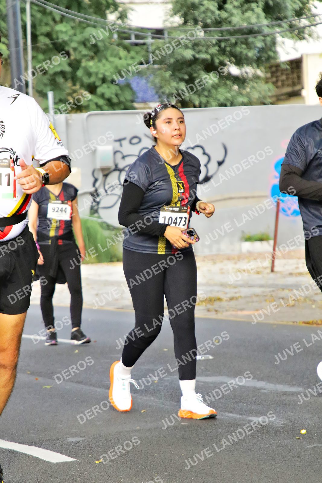 Foto de la X Carrera Leones Negros Red Cola 2026 en Rectoría General de la UdeG, Av. Juárez 976 (meta en Av. Enrique Díaz de León y Pedro Moreno), Guadalajara a las 08:14 · dorsal 10473, 9244, 11