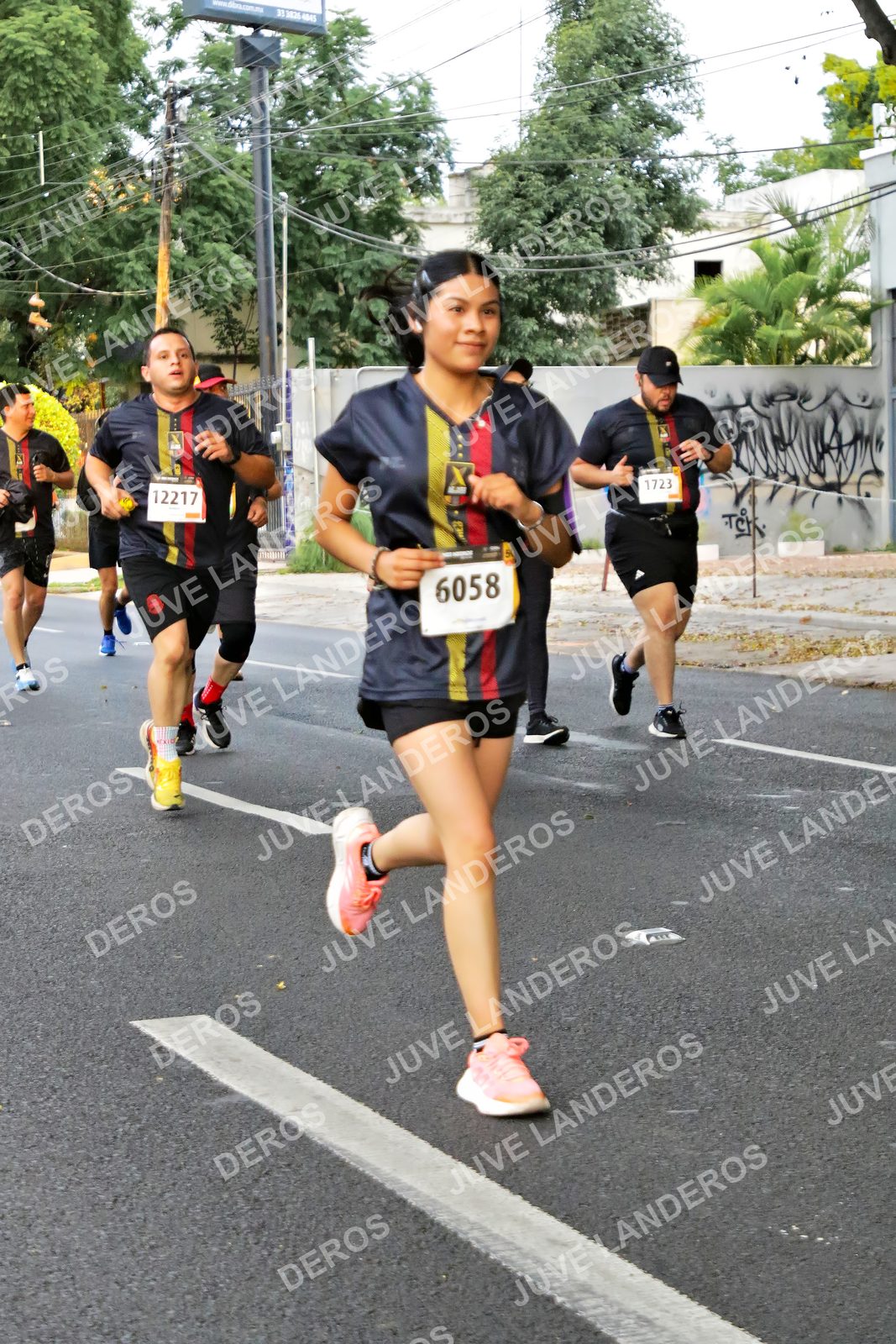 Foto de la X Carrera Leones Negros Red Cola 2026 en Rectoría General de la UdeG, Av. Juárez 976 (meta en Av. Enrique Díaz de León y Pedro Moreno), Guadalajara a las 05:05 · dorsal 6058, 12217, 1723
