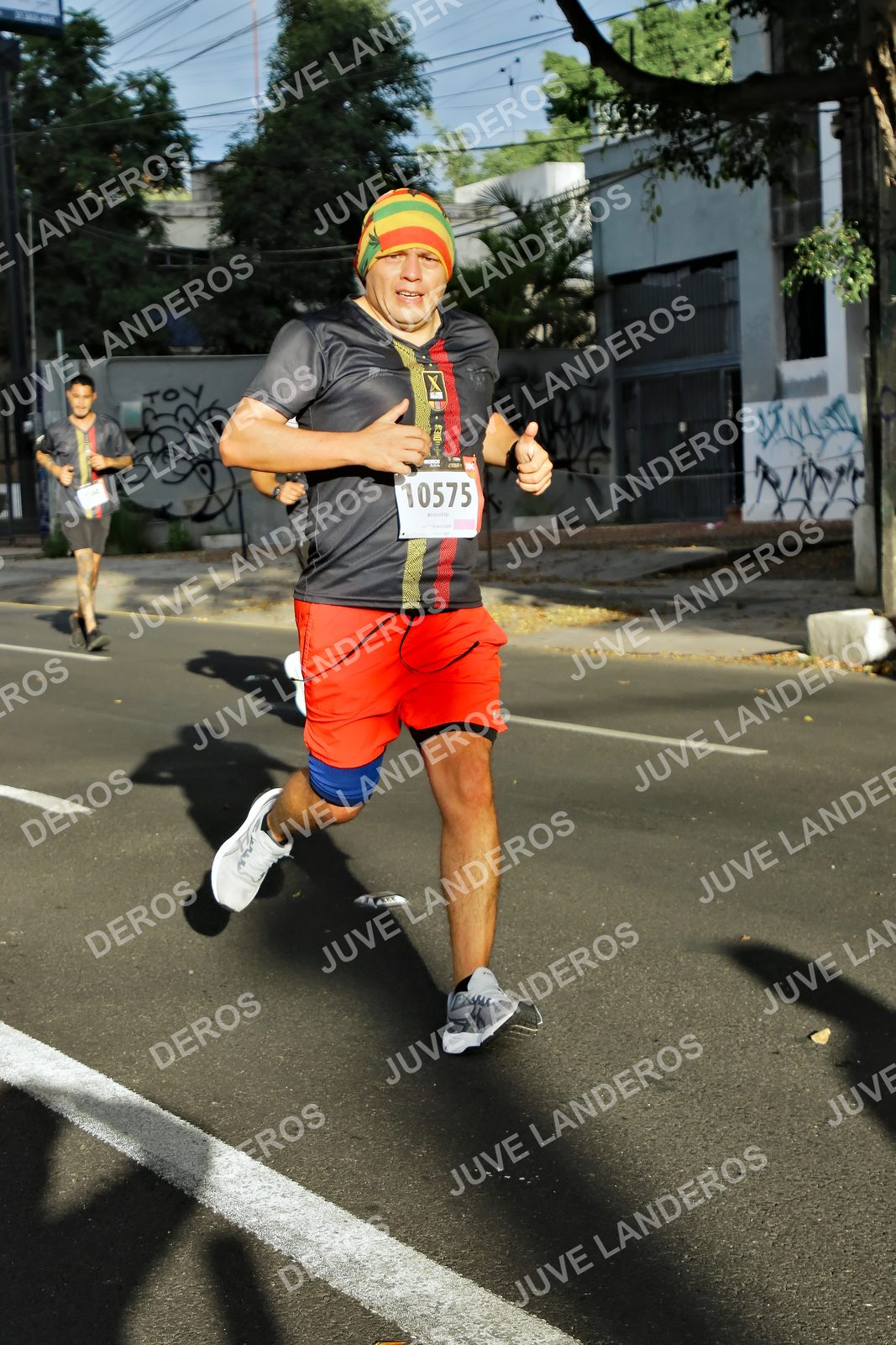 Foto de la X Carrera Leones Negros Red Cola 2026 en Rectoría General de la UdeG, Av. Juárez 976 (meta en Av. Enrique Díaz de León y Pedro Moreno), Guadalajara a las 07:48 · dorsal 10575