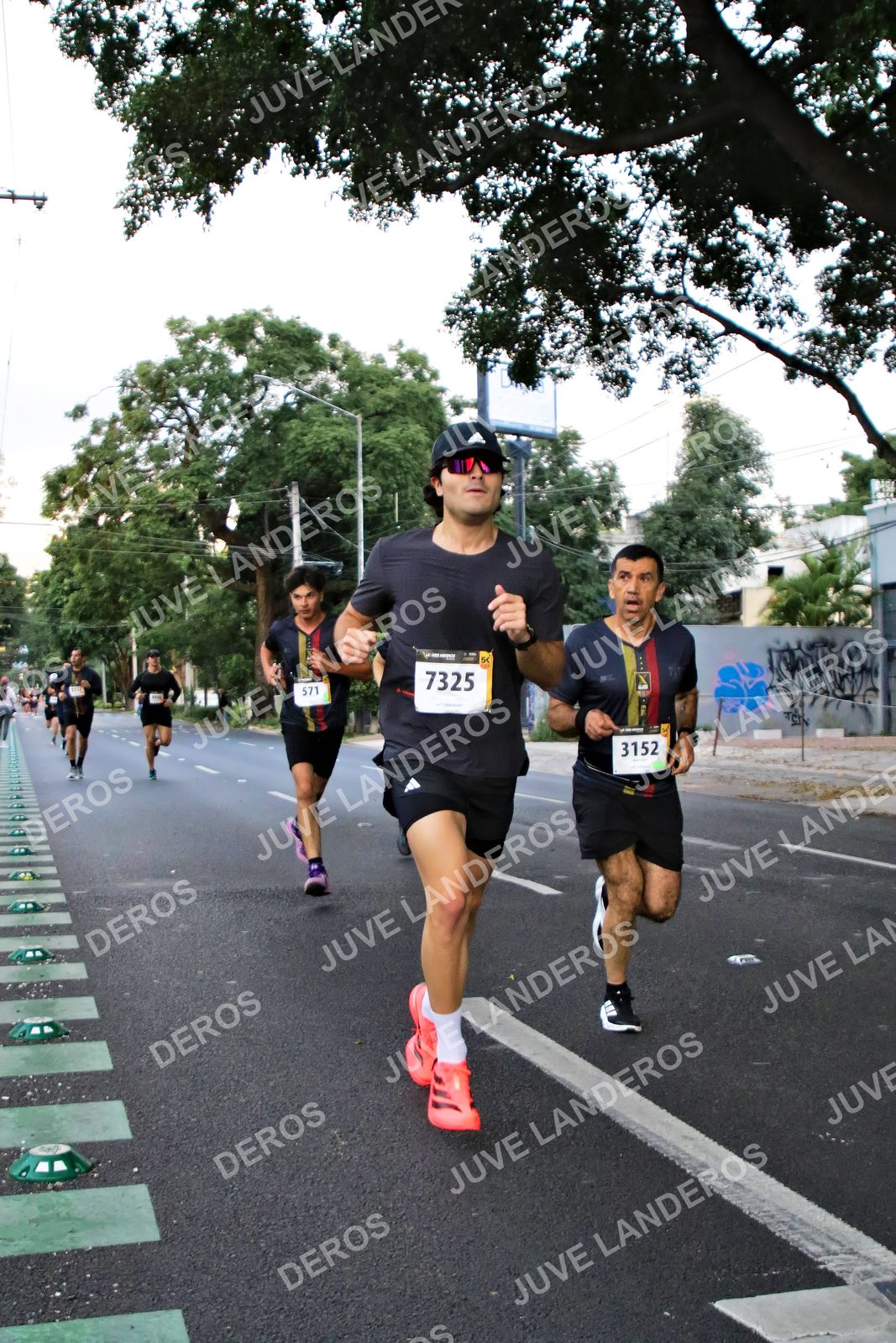 Foto de la X Carrera Leones Negros Red Cola 2026 en Rectoría General de la UdeG, Av. Juárez 976 (meta en Av. Enrique Díaz de León y Pedro Moreno), Guadalajara a las 04:57 · dorsal 7325, 571, 3152