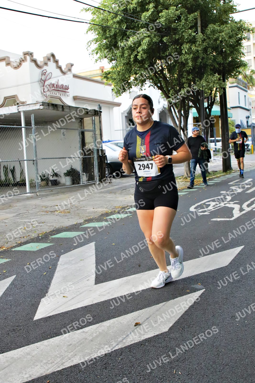 Foto de la X Carrera Leones Negros Red Cola 2026 en Rectoría General de la UdeG, Av. Juárez 976 (meta en Av. Enrique Díaz de León y Pedro Moreno), Guadalajara a las 05:09 · dorsal 2947
