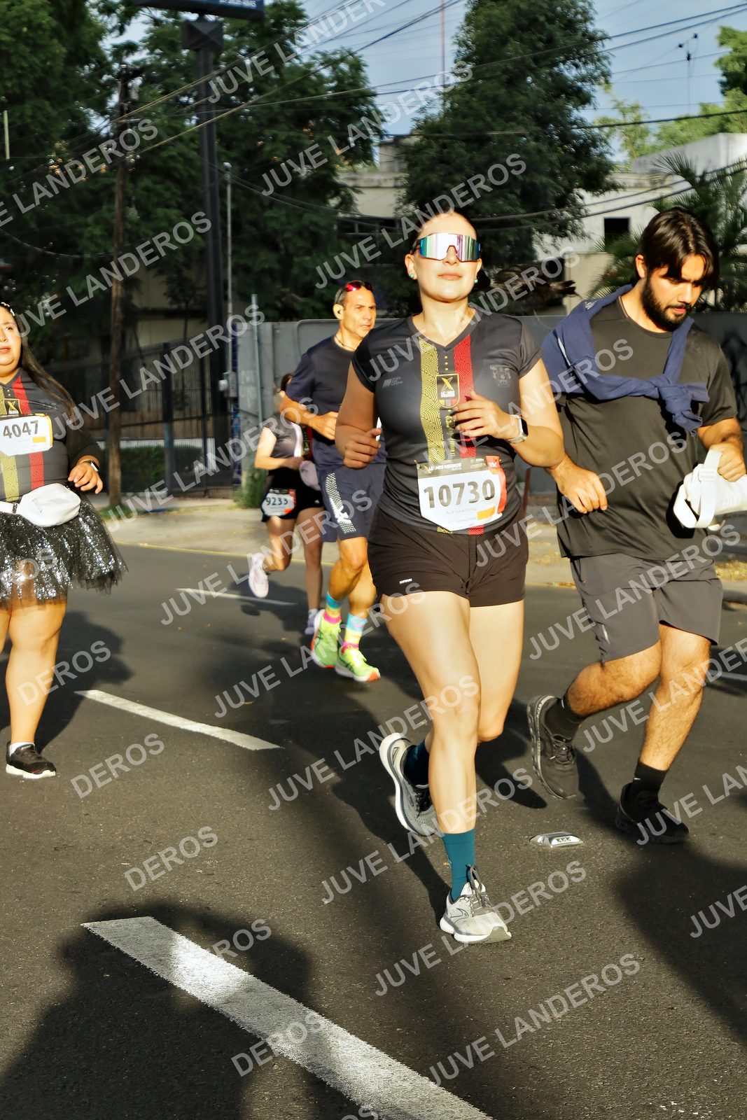 Foto de la X Carrera Leones Negros Red Cola 2026 en Rectoría General de la UdeG, Av. Juárez 976 (meta en Av. Enrique Díaz de León y Pedro Moreno), Guadalajara a las 07:38 · dorsal 10730, 4047, 9233