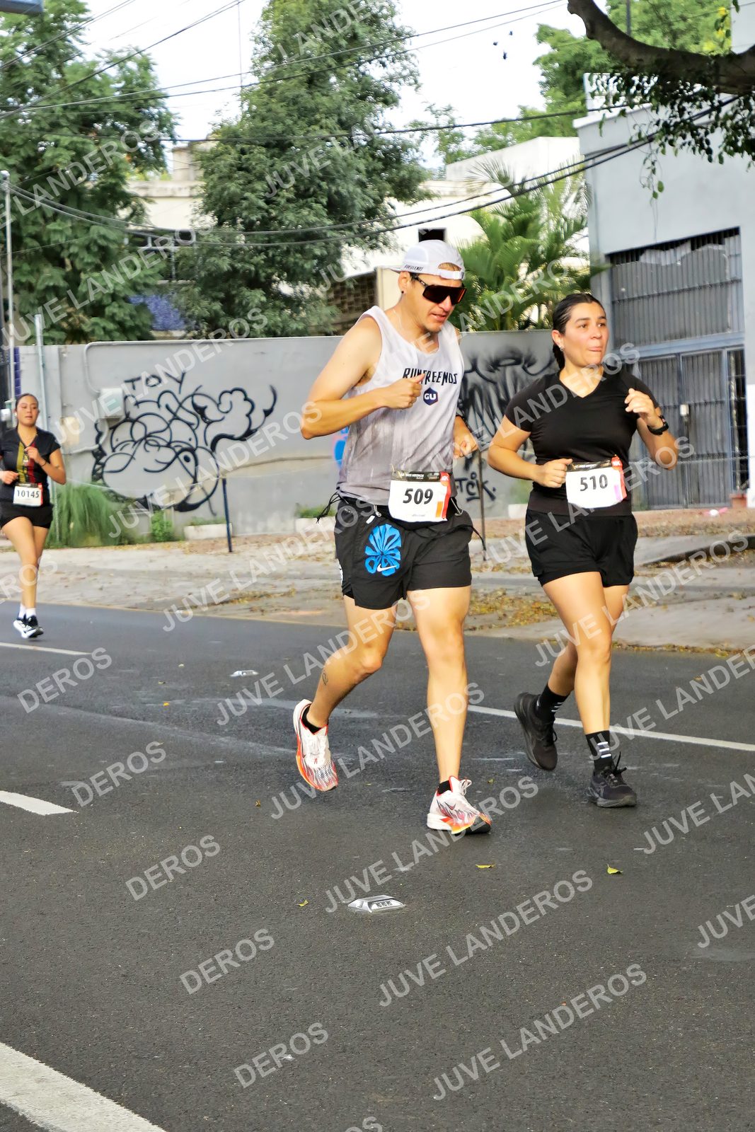 Foto de la X Carrera Leones Negros Red Cola 2026 en Rectoría General de la UdeG, Av. Juárez 976 (meta en Av. Enrique Díaz de León y Pedro Moreno), Guadalajara a las 08:08 · dorsal 509, 510, 10145