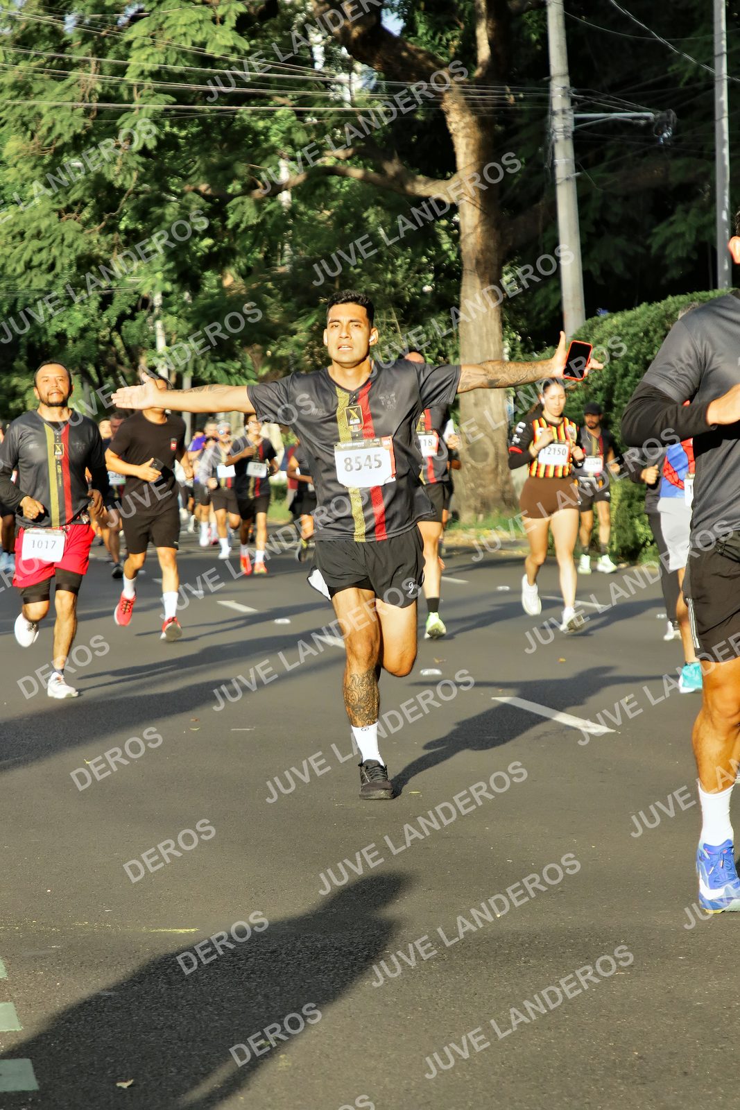 Foto de la X Carrera Leones Negros Red Cola 2026 en Rectoría General de la UdeG, Av. Juárez 976 (meta en Av. Enrique Díaz de León y Pedro Moreno), Guadalajara a las 07:39 · dorsal 8545, 1017, 12150, 18