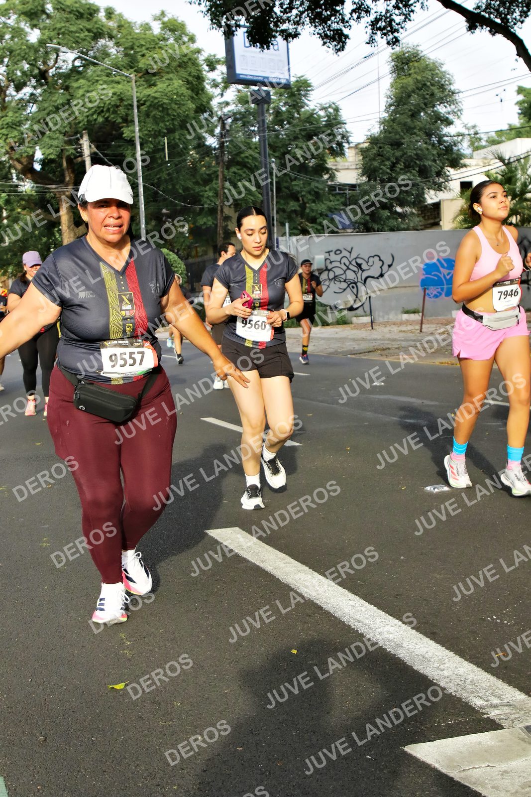 Foto de la X Carrera Leones Negros Red Cola 2026 en Rectoría General de la UdeG, Av. Juárez 976 (meta en Av. Enrique Díaz de León y Pedro Moreno), Guadalajara a las 08:04 · dorsal 9557, 7946, 9560