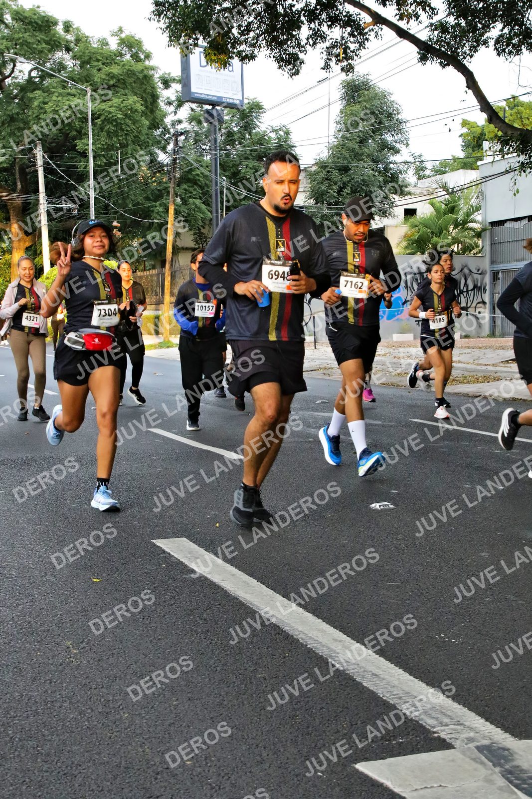 Foto de la X Carrera Leones Negros Red Cola 2026 en Rectoría General de la UdeG, Av. Juárez 976 (meta en Av. Enrique Díaz de León y Pedro Moreno), Guadalajara a las 05:07 · dorsal 7304, 7162, 10157, 6948