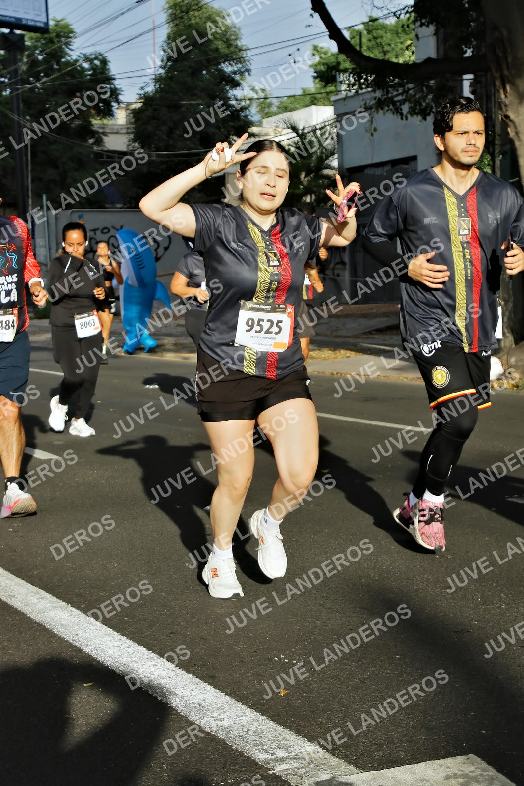 Foto de la X Carrera Leones Negros Red Cola 2026 en Rectoría General de la UdeG, Av. Juárez 976 (meta en Av. Enrique Díaz de León y Pedro Moreno), Guadalajara a las 07:58 · dorsal 9525, 8063, 484