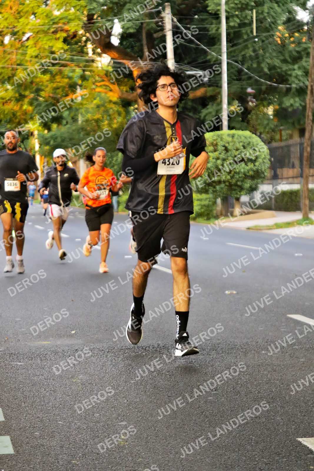 Foto de la X Carrera Leones Negros Red Cola 2026 en Rectoría General de la UdeG, Av. Juárez 976 (meta en Av. Enrique Díaz de León y Pedro Moreno), Guadalajara a las 04:59 · dorsal 5836, 37, 4320