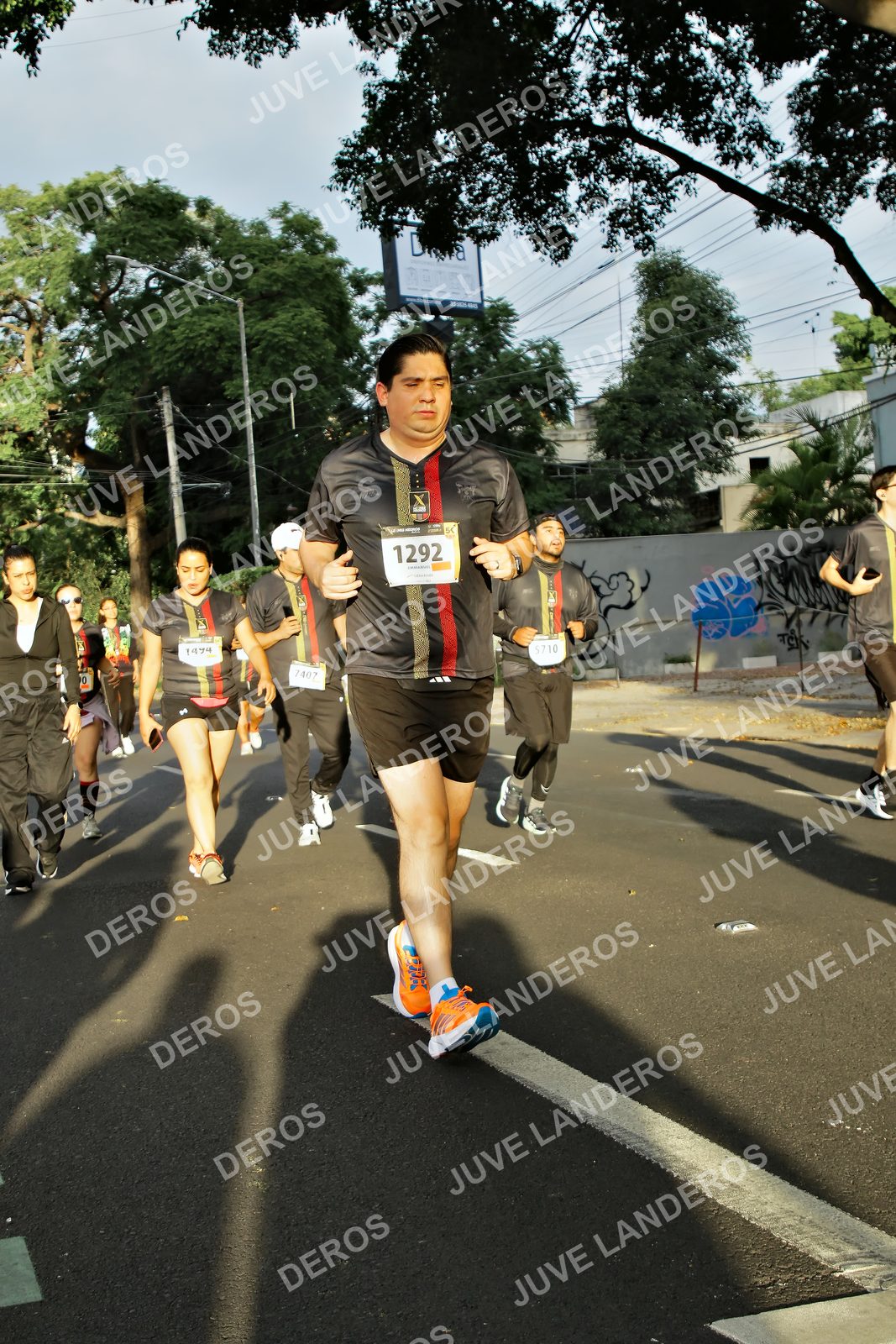 Foto de la X Carrera Leones Negros Red Cola 2026 en Rectoría General de la UdeG, Av. Juárez 976 (meta en Av. Enrique Díaz de León y Pedro Moreno), Guadalajara a las 07:26 · dorsal 1292, 7407, 5710