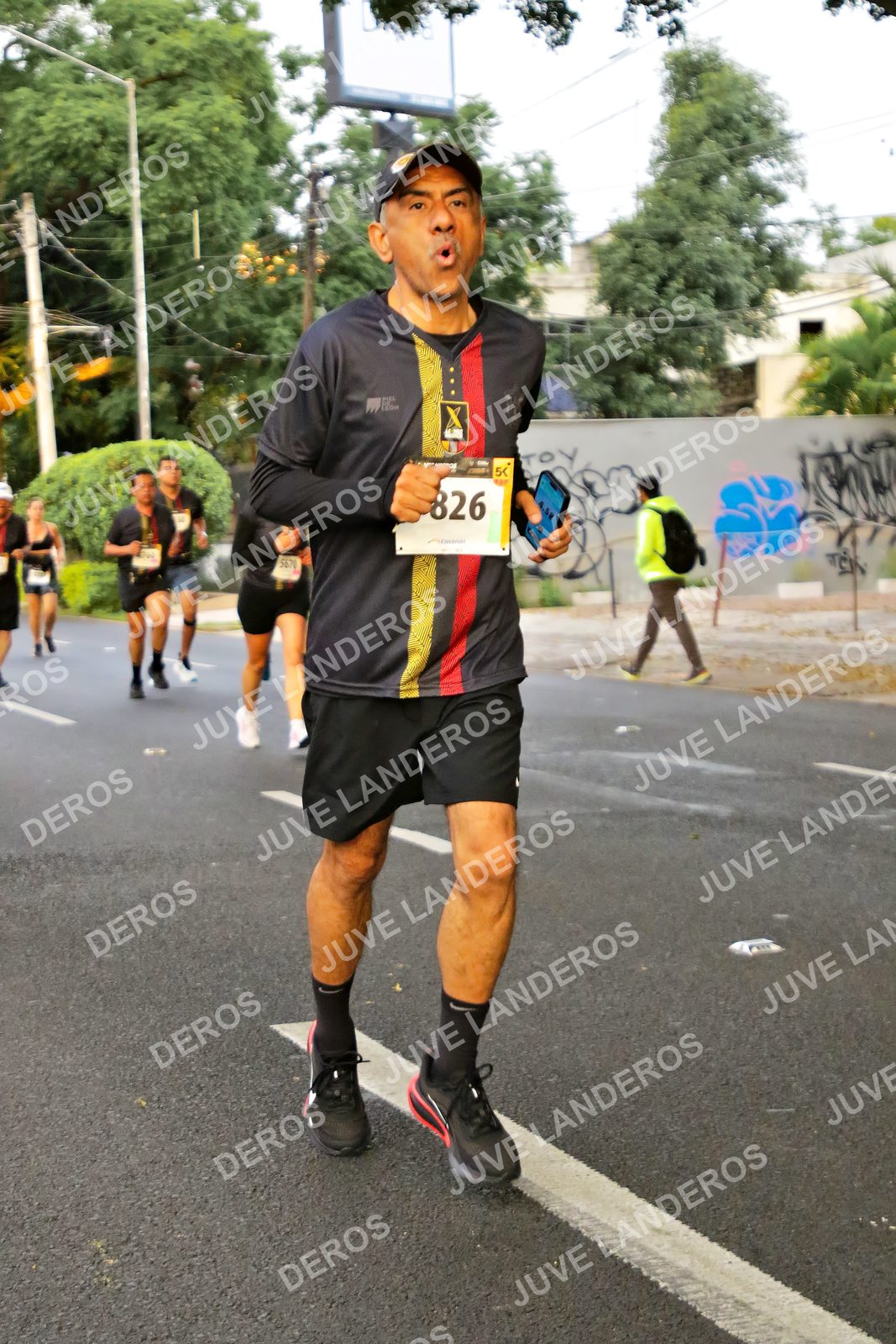 Foto de la X Carrera Leones Negros Red Cola 2026 en Rectoría General de la UdeG, Av. Juárez 976 (meta en Av. Enrique Díaz de León y Pedro Moreno), Guadalajara a las 05:00 · dorsal 826