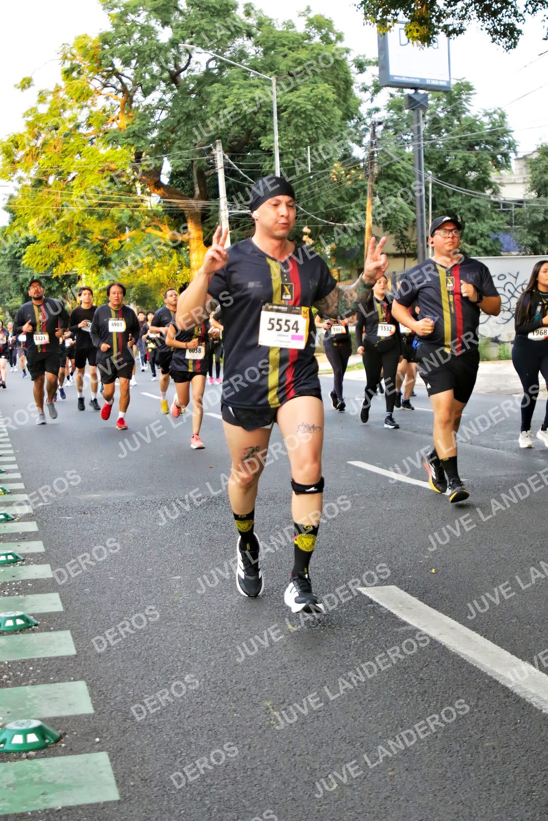 Foto de la X Carrera Leones Negros Red Cola 2026 en Rectoría General de la UdeG, Av. Juárez 976 (meta en Av. Enrique Díaz de León y Pedro Moreno), Guadalajara a las 05:05 · dorsal 5554, 1532, 3321, 1968