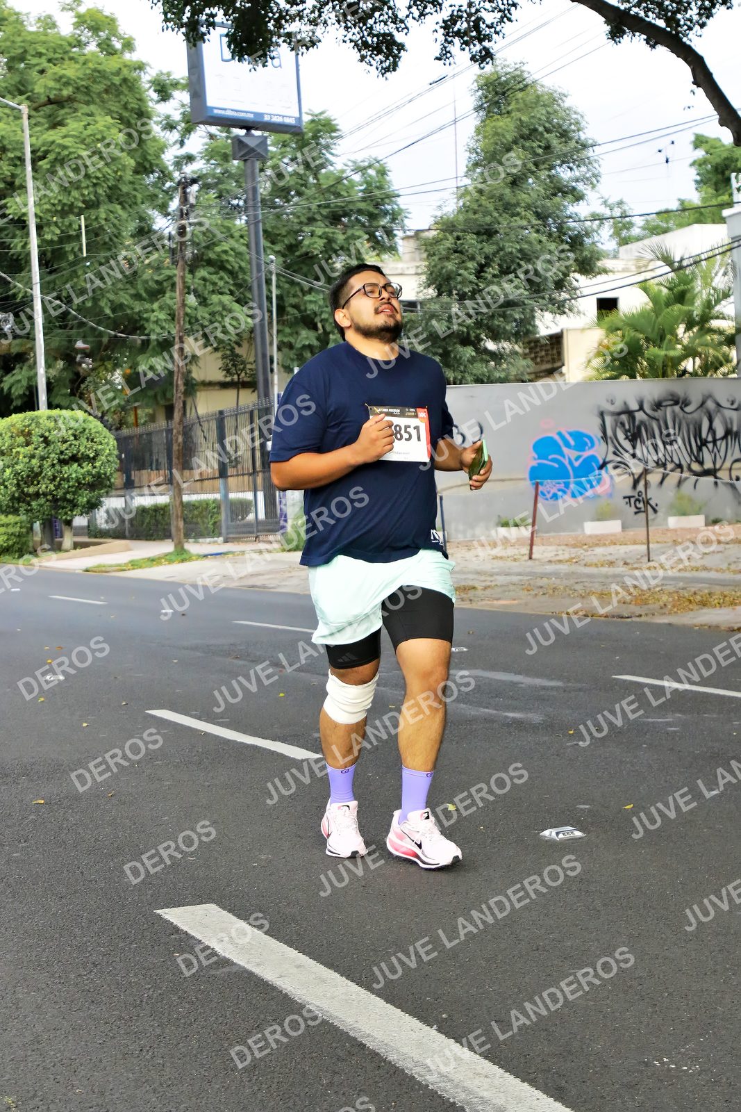 Foto de la X Carrera Leones Negros Red Cola 2026 en Rectoría General de la UdeG, Av. Juárez 976 (meta en Av. Enrique Díaz de León y Pedro Moreno), Guadalajara a las 08:17 · dorsal 851