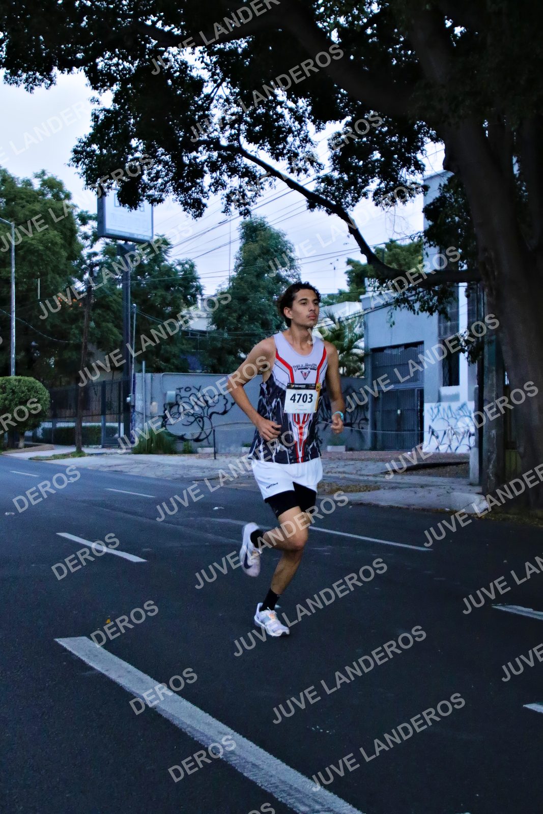 Foto de la X Carrera Leones Negros Red Cola 2026 en Rectoría General de la UdeG, Av. Juárez 976 (meta en Av. Enrique Díaz de León y Pedro Moreno), Guadalajara a las 04:52 · dorsal 4703