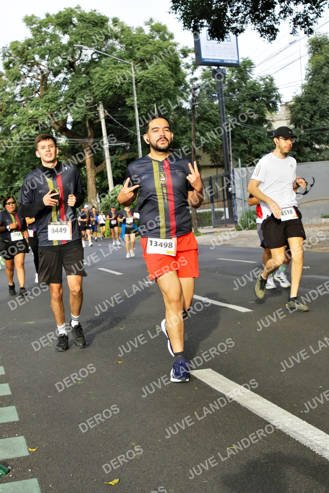 Foto de la X Carrera Leones Negros Red Cola 2026 en Rectoría General de la UdeG, Av. Juárez 976 (meta en Av. Enrique Díaz de León y Pedro Moreno), Guadalajara a las 08:06 · dorsal 8449, 13498, 8510, 7734
