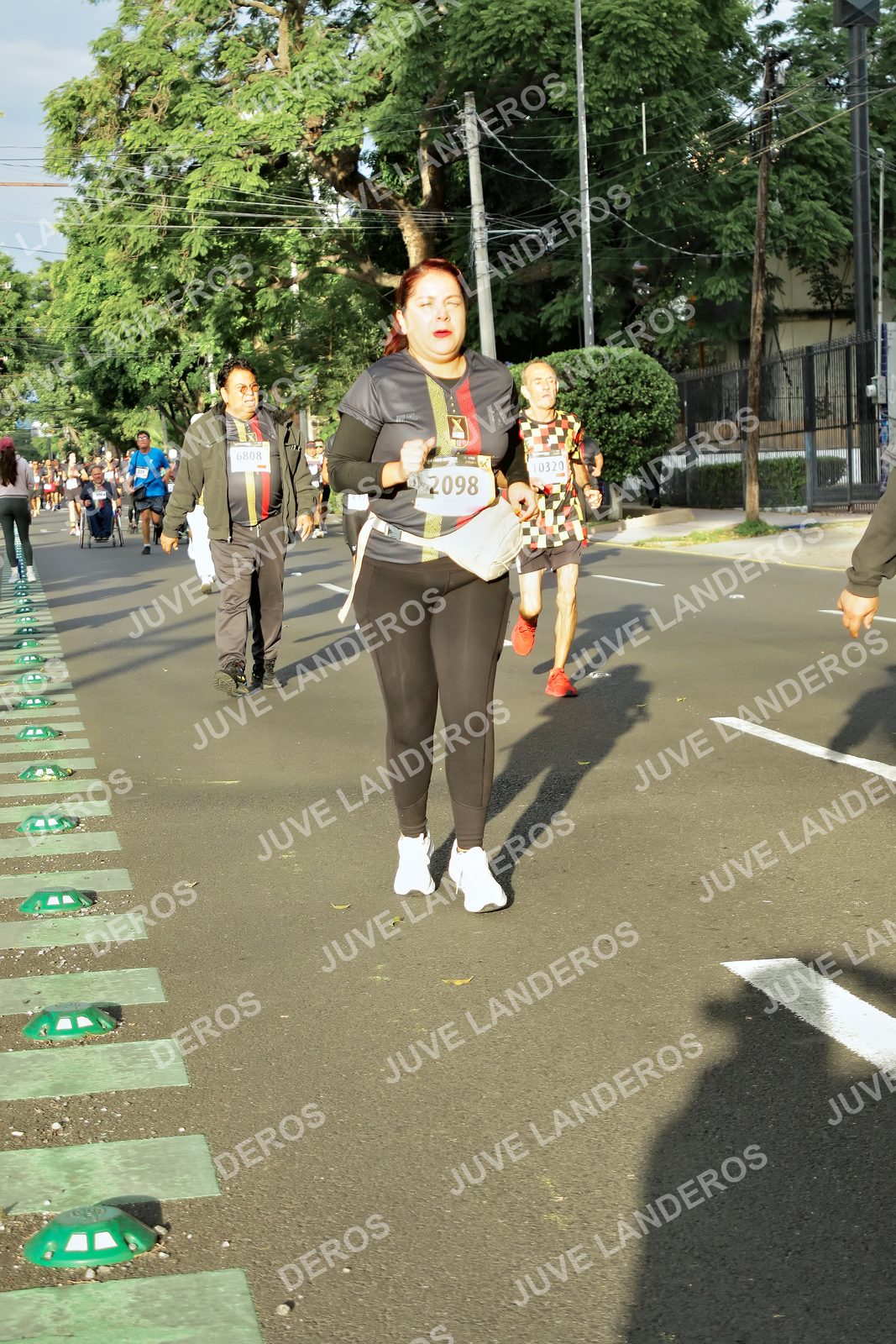 Foto de la X Carrera Leones Negros Red Cola 2026 en Rectoría General de la UdeG, Av. Juárez 976 (meta en Av. Enrique Díaz de León y Pedro Moreno), Guadalajara a las 07:39 · dorsal 2098, 6808, 10320