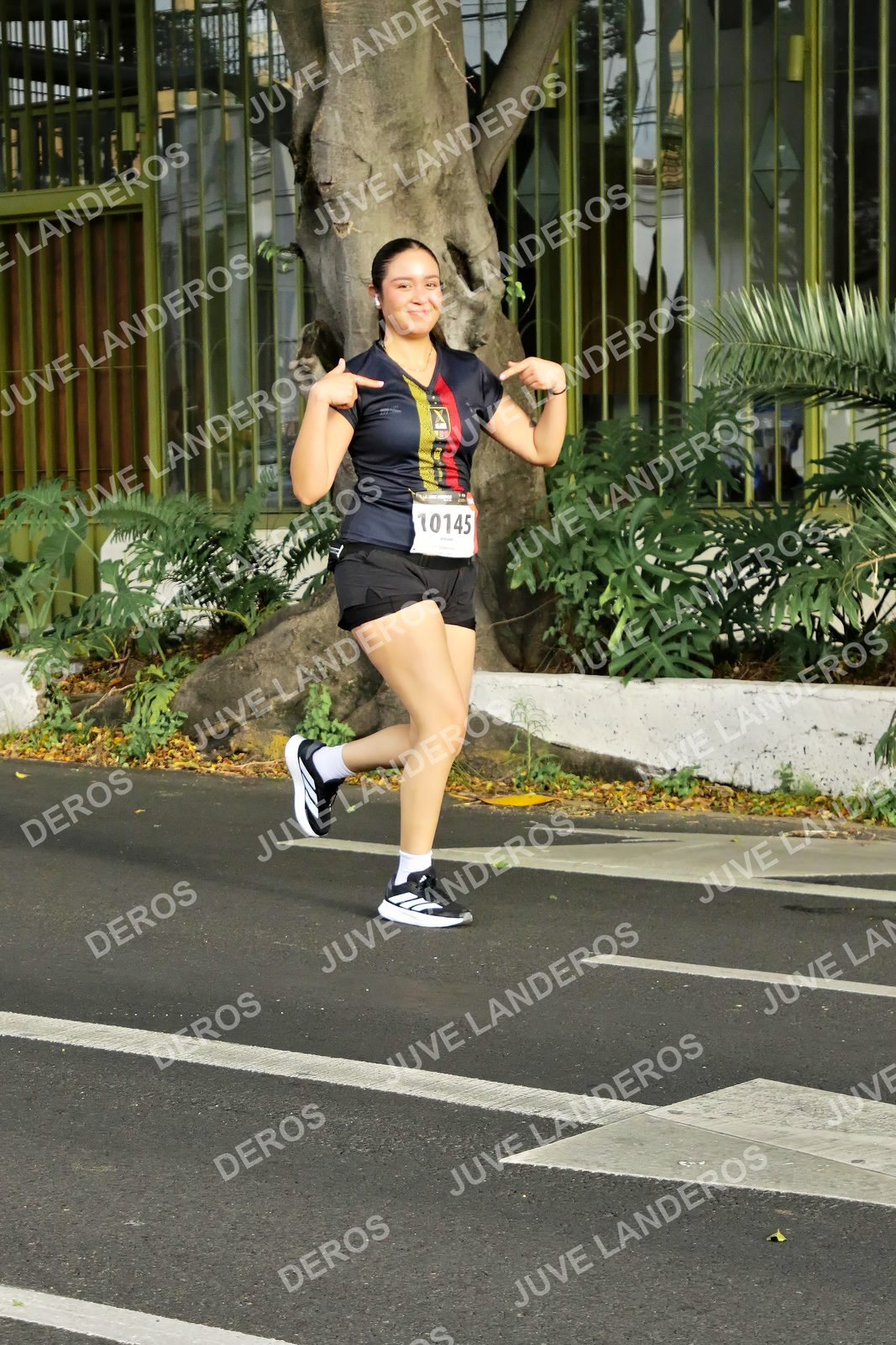 Foto de la X Carrera Leones Negros Red Cola 2026 en Rectoría General de la UdeG, Av. Juárez 976 (meta en Av. Enrique Díaz de León y Pedro Moreno), Guadalajara a las 08:08 · dorsal 10145