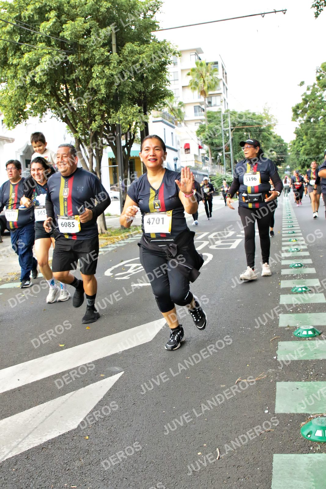 Foto de la X Carrera Leones Negros Red Cola 2026 en Rectoría General de la UdeG, Av. Juárez 976 (meta en Av. Enrique Díaz de León y Pedro Moreno), Guadalajara a las 07:17 · dorsal 4701, 6085, 565, 5196