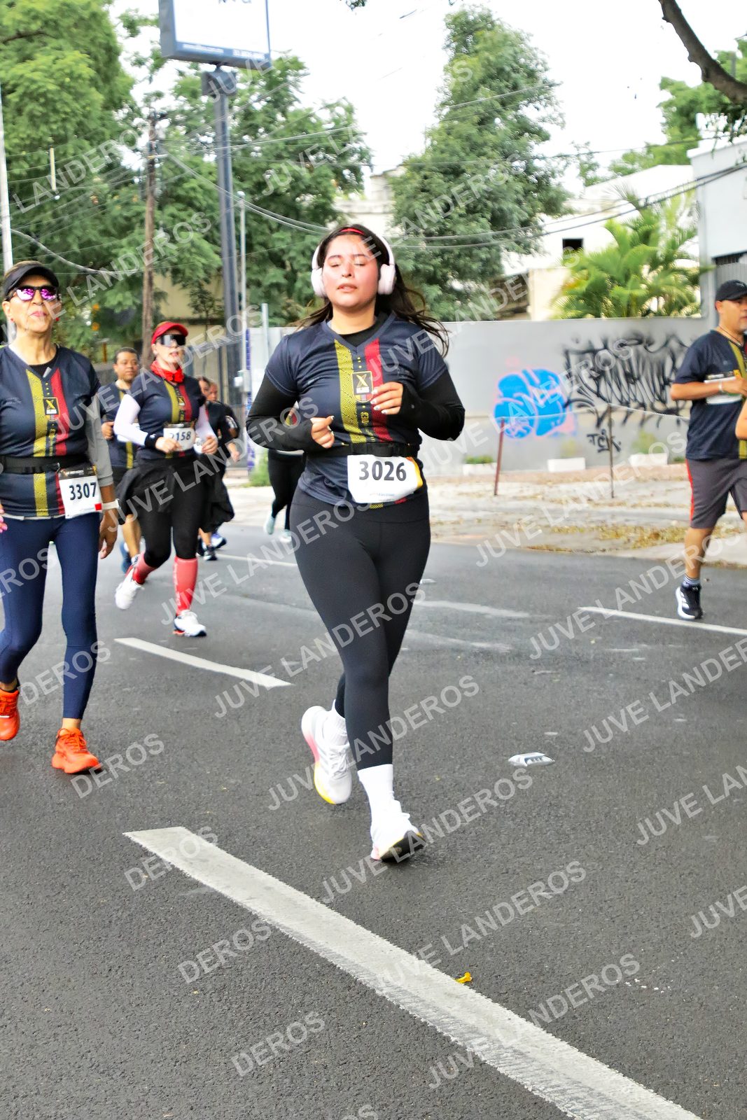 Foto de la X Carrera Leones Negros Red Cola 2026 en Rectoría General de la UdeG, Av. Juárez 976 (meta en Av. Enrique Díaz de León y Pedro Moreno), Guadalajara a las 07:17 · dorsal 3026, 3307, 158